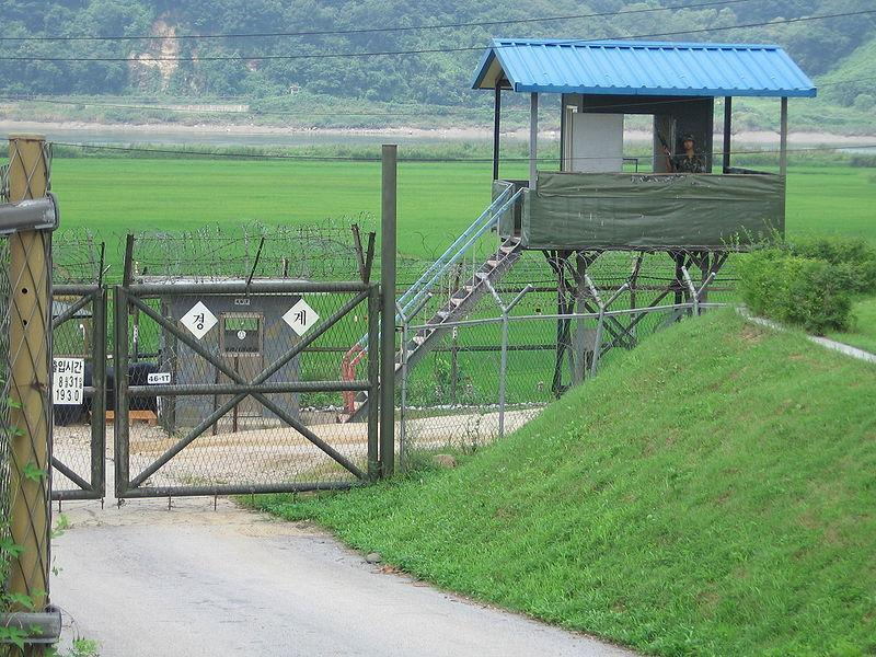 南北韓今早發生相互開火的衝突。圖為示意圖,為位於南北韓非軍事區的一處檢查站。(翻攝自wiki/Johannes Barre攝)