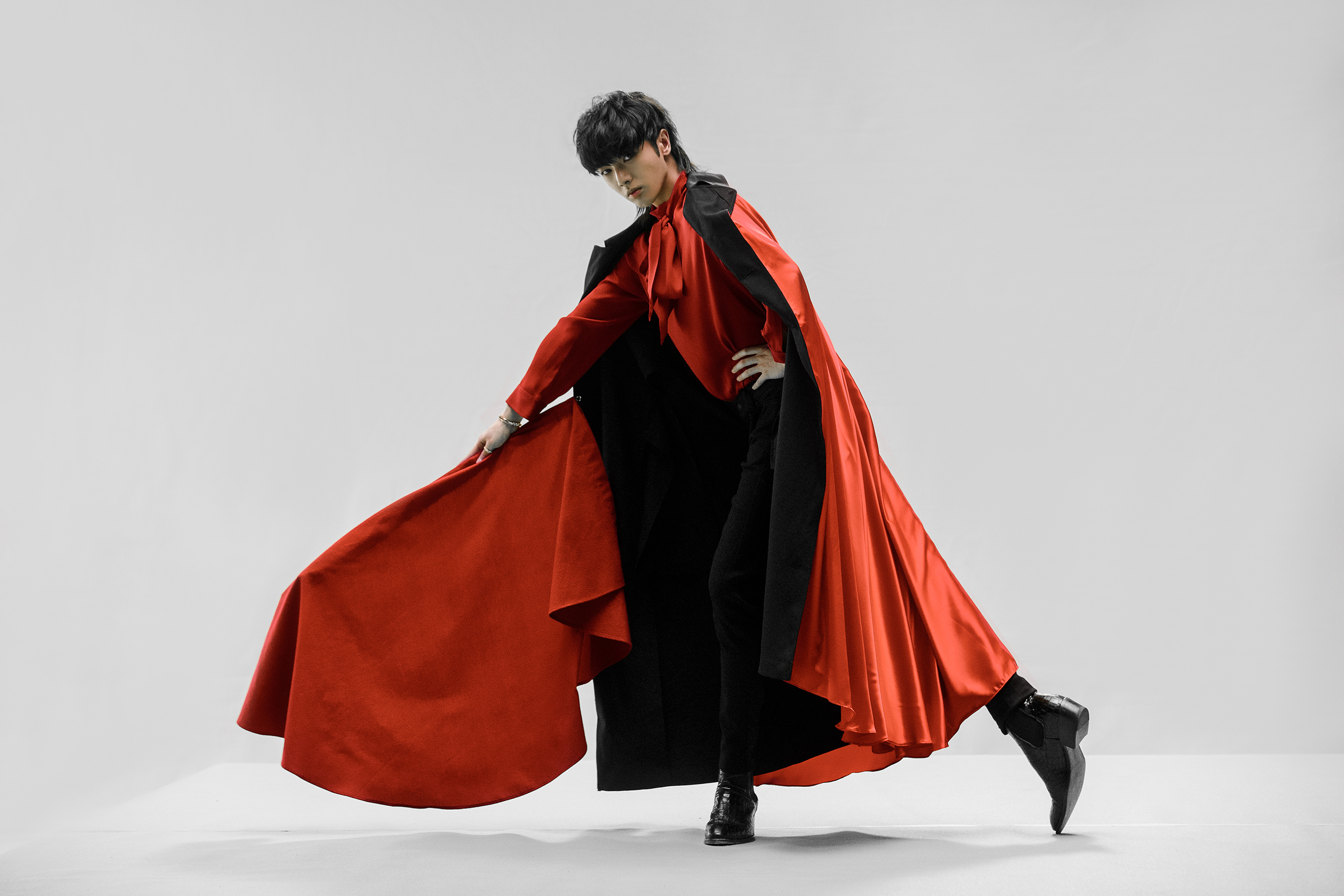 華晨宇新專輯主打歌〈鬥牛〉讓他變身帥氣鬥牛士。（華晨宇工作室提供）