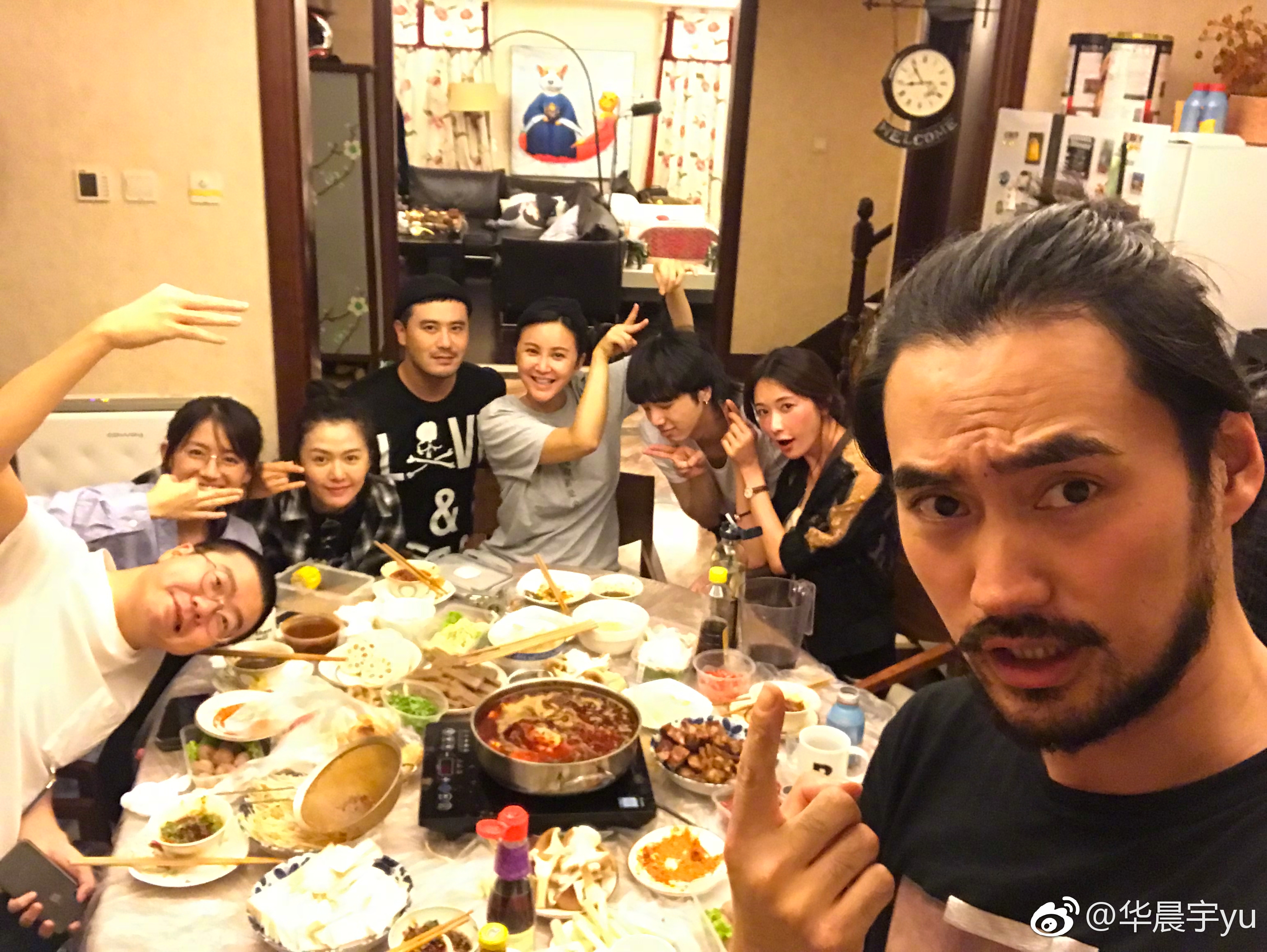 華晨宇(右三)與袁弘(前)、張藝歆(右四)夫婦交情很好。(翻攝華晨宇微博)