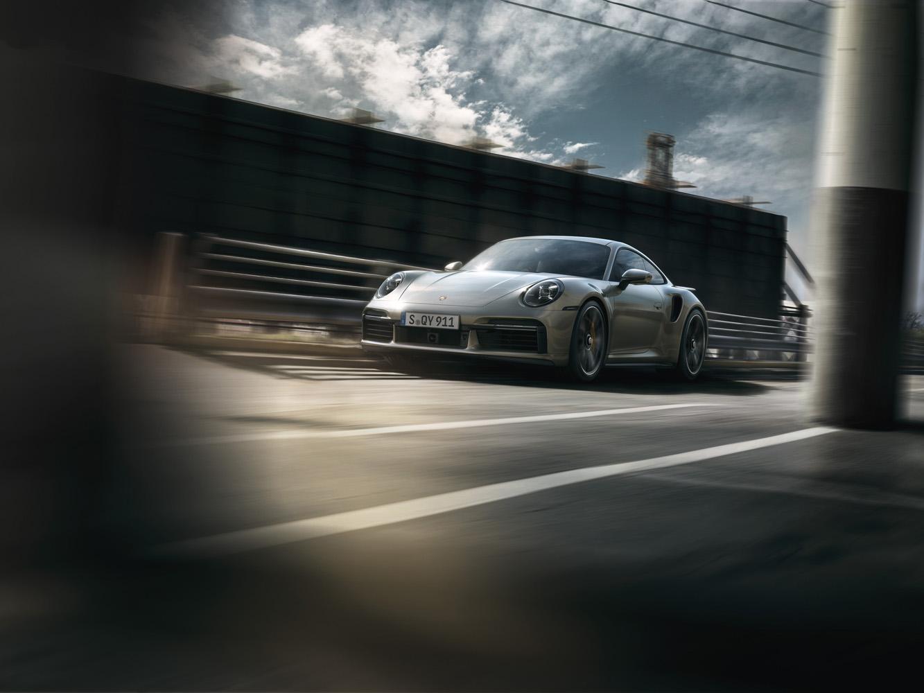 911 Turbo S具備三項主動式空氣力學部件：全新設計的主動式冷卻空氣閥門、可變式前擾流翼，與可延伸、調整傾斜角度的尾翼。