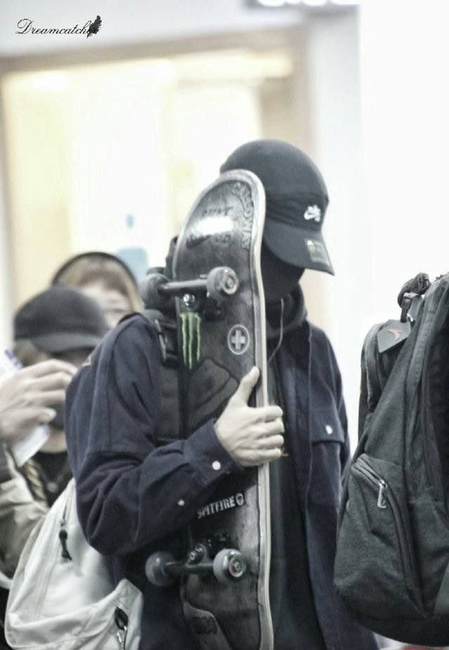 王一博在機場總會有大批粉絲接送機,不願意被拍的他只能用滑板擋臉,表達心中不悅。(網路圖片)