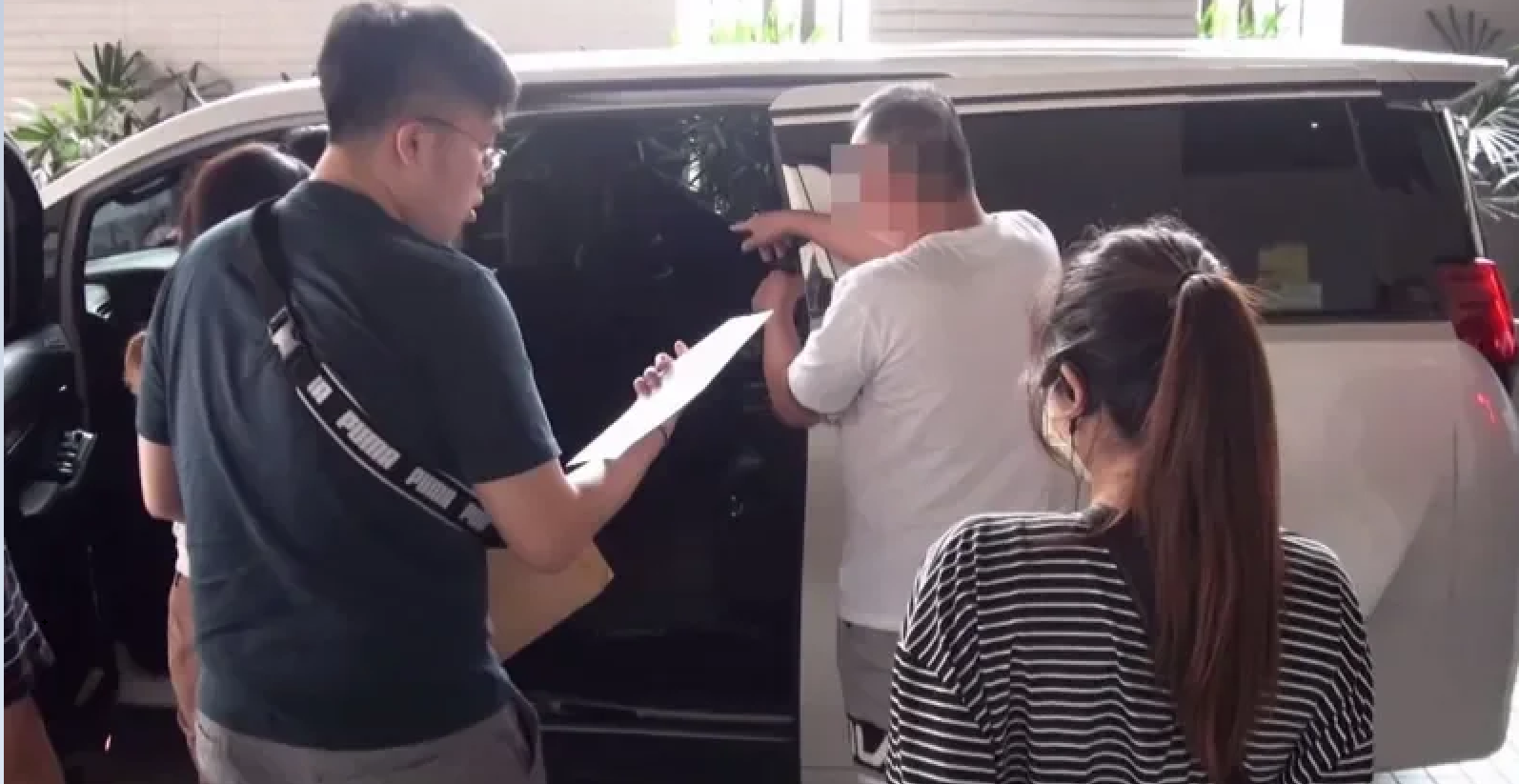 馮嫌涉(中)謊稱台灣口罩國家隊,詐騙中國籍醫療廠商上千萬元。(翻攝畫面)