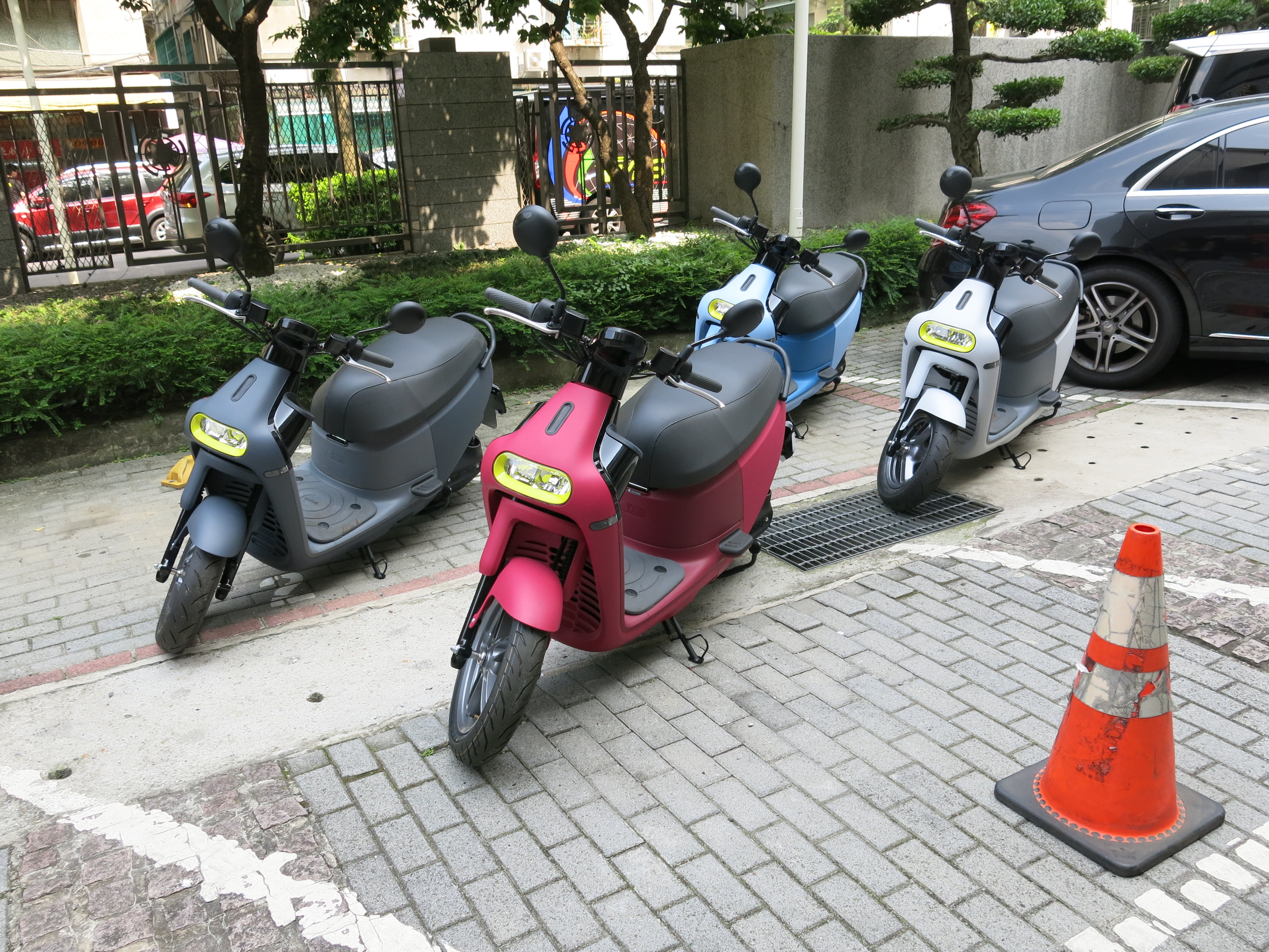 馮嫌購買4輛電動機車要出租。（翻攝畫面）