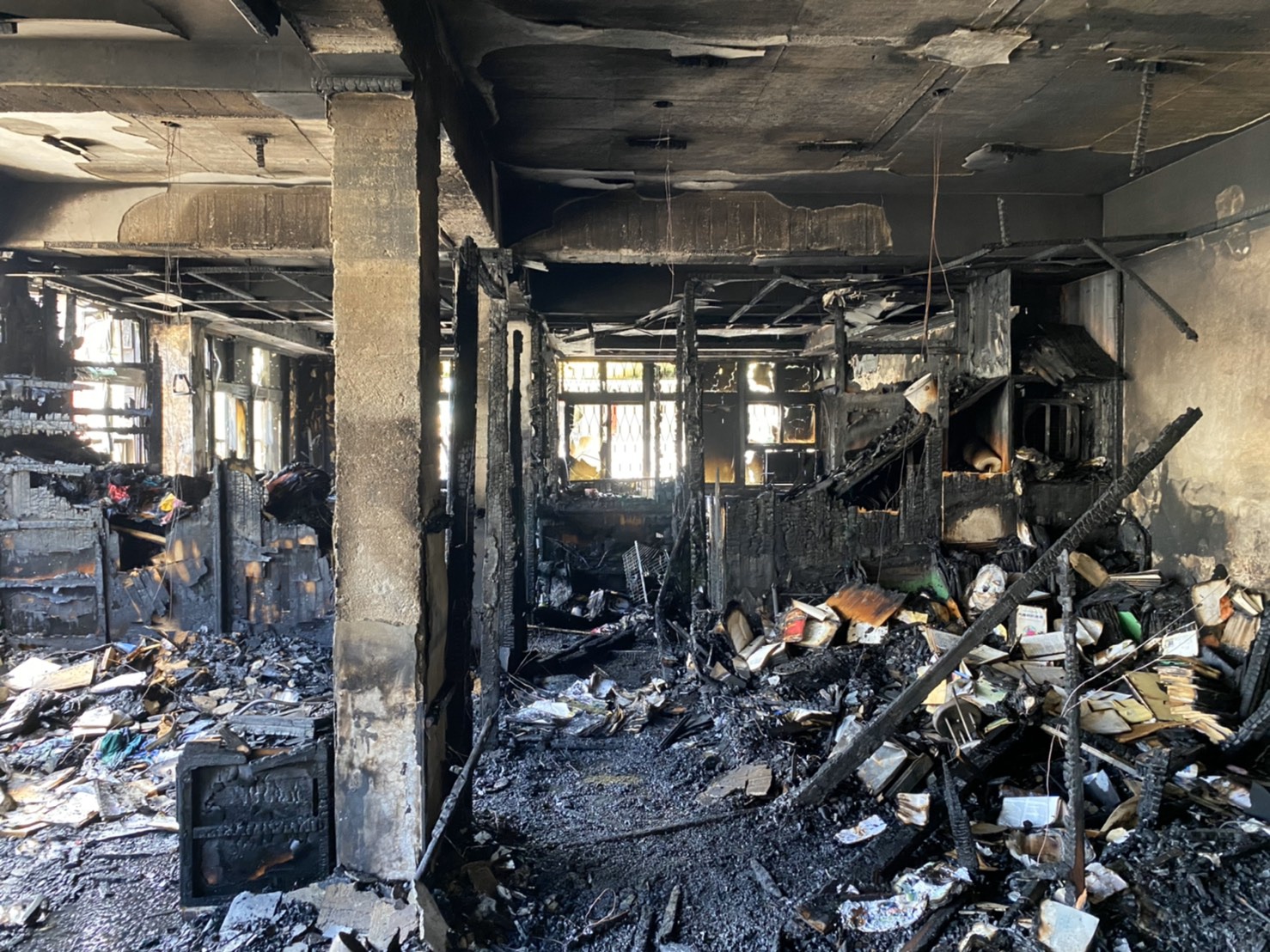 名醫賴文德高雄住處失火,女兒一家五口逃生不及罹難,所在的4樓內部已燒成焦黑。(讀者提供)