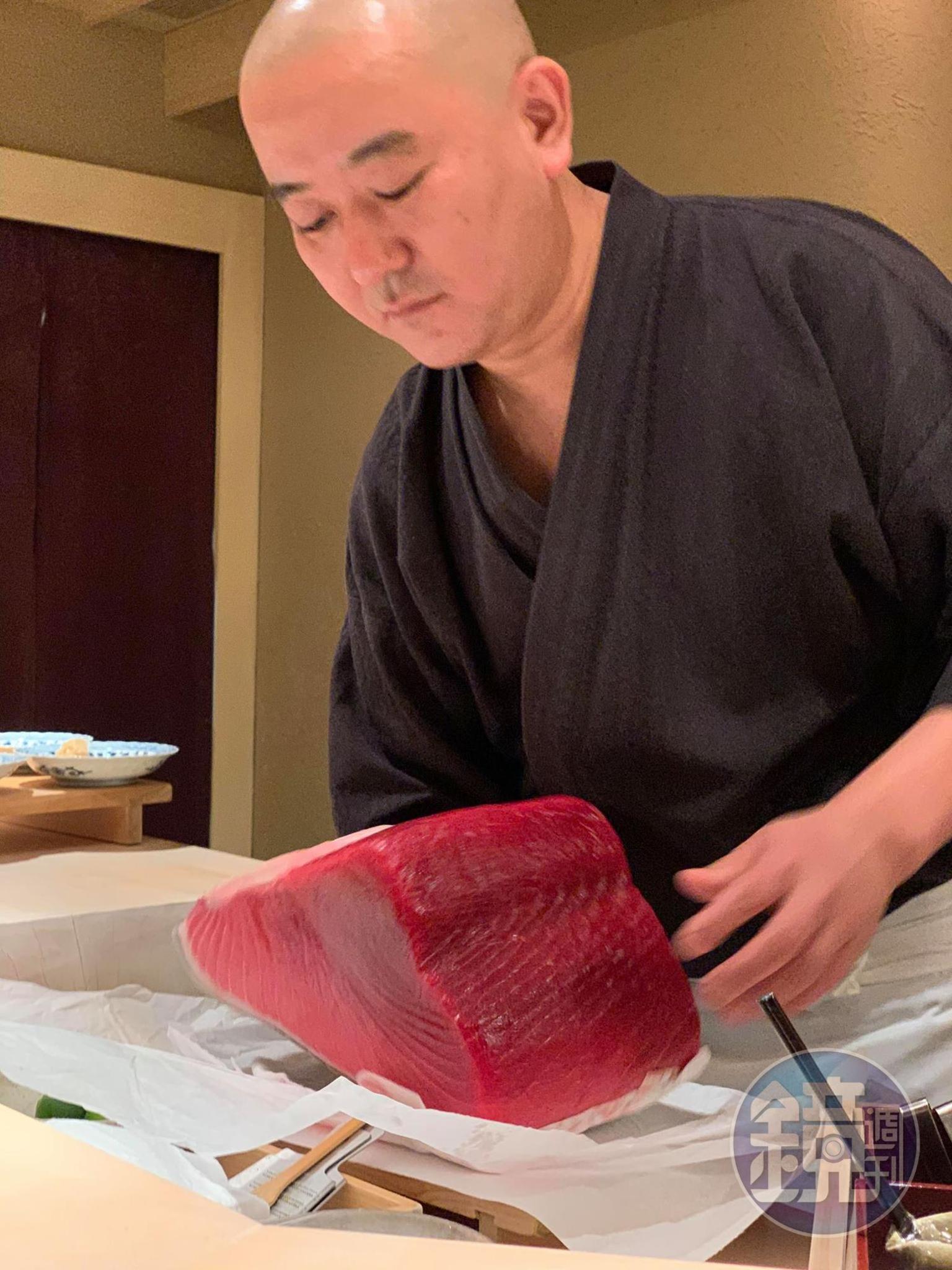 這塊日本進口的鮪魚,光看色澤就知品質不凡。