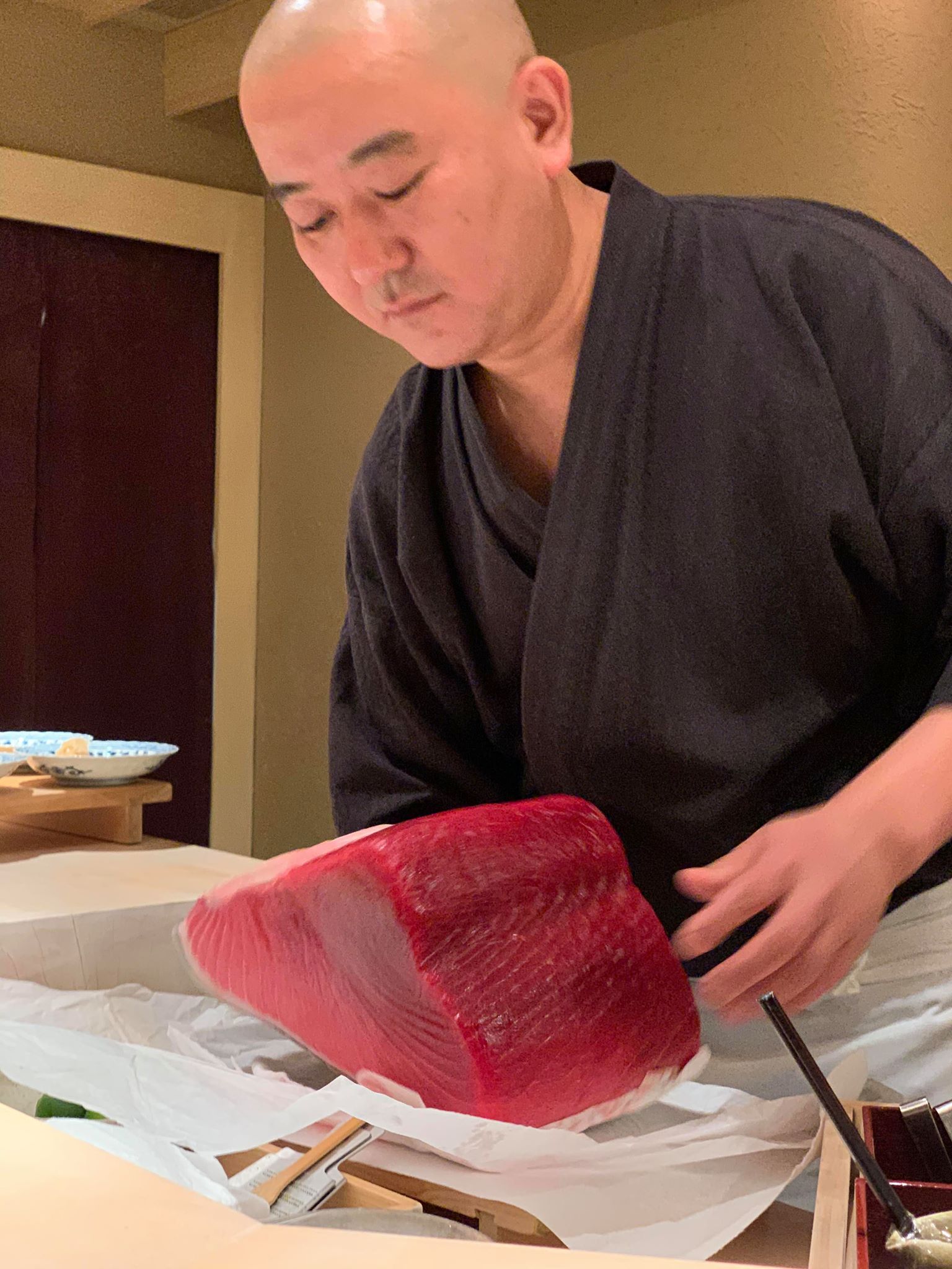 這塊日本進口的鮪魚，光看色澤就知品質不凡。