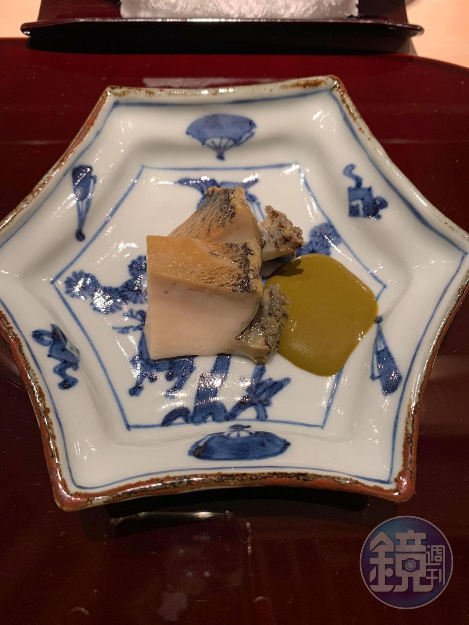酒餚先上,鮑魚與特製醬汁。