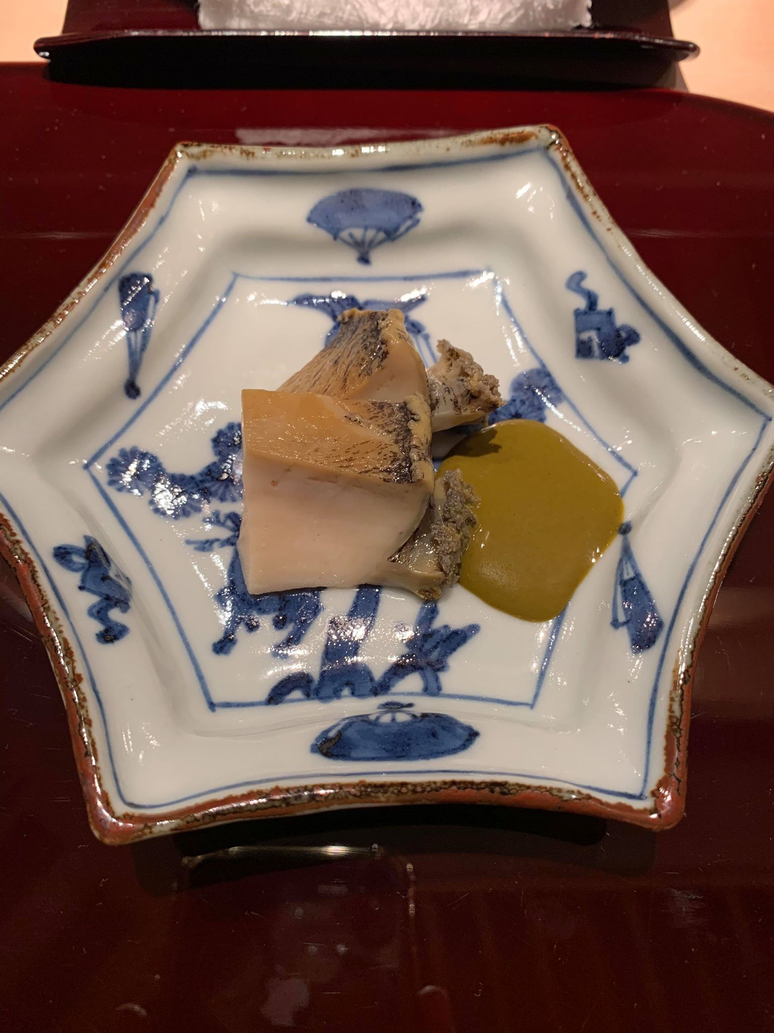 酒餚先上，鮑魚與特製醬汁。