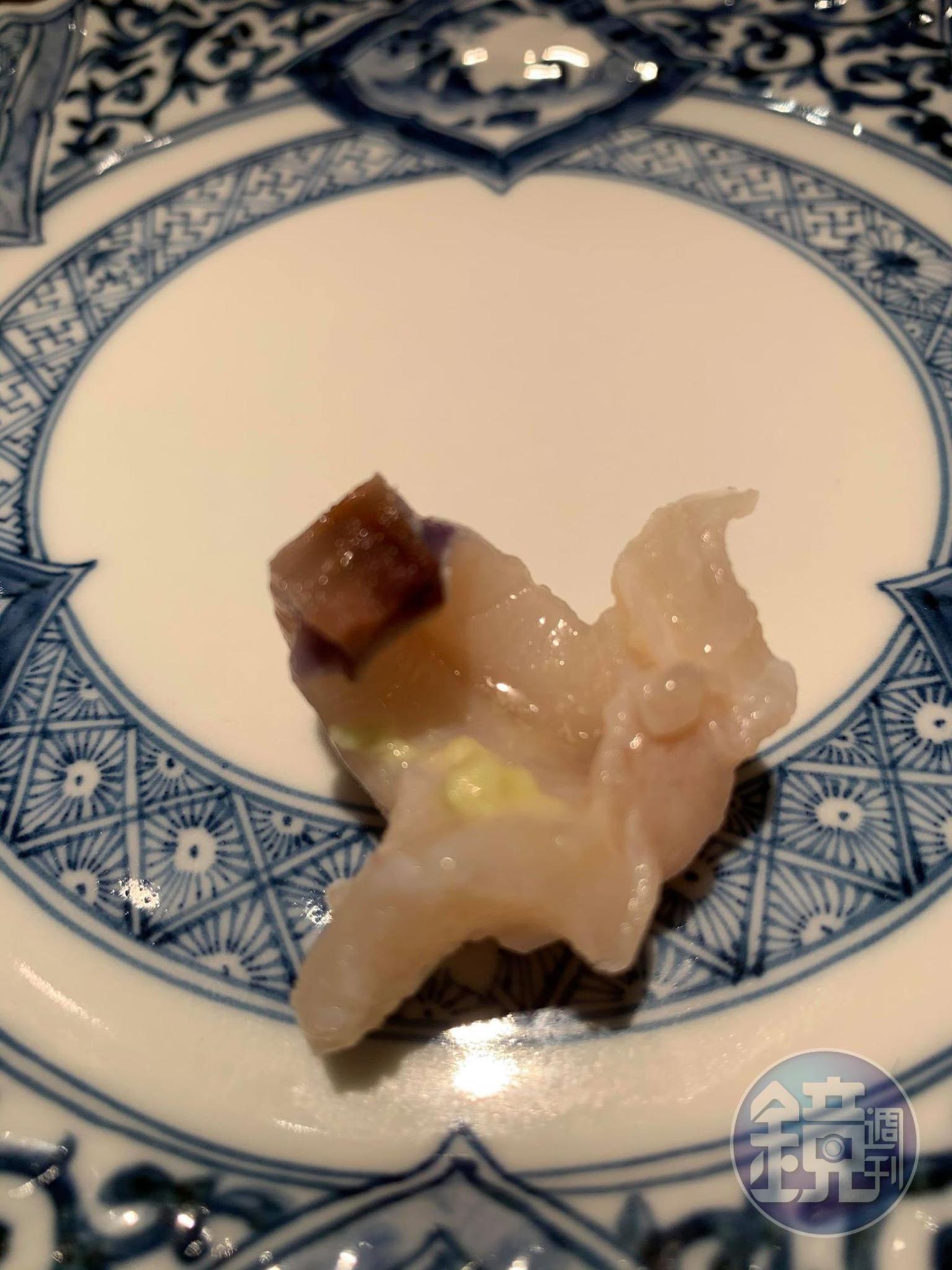 這塊生貝肉在檯上摔打過多次,入口Q彈。
