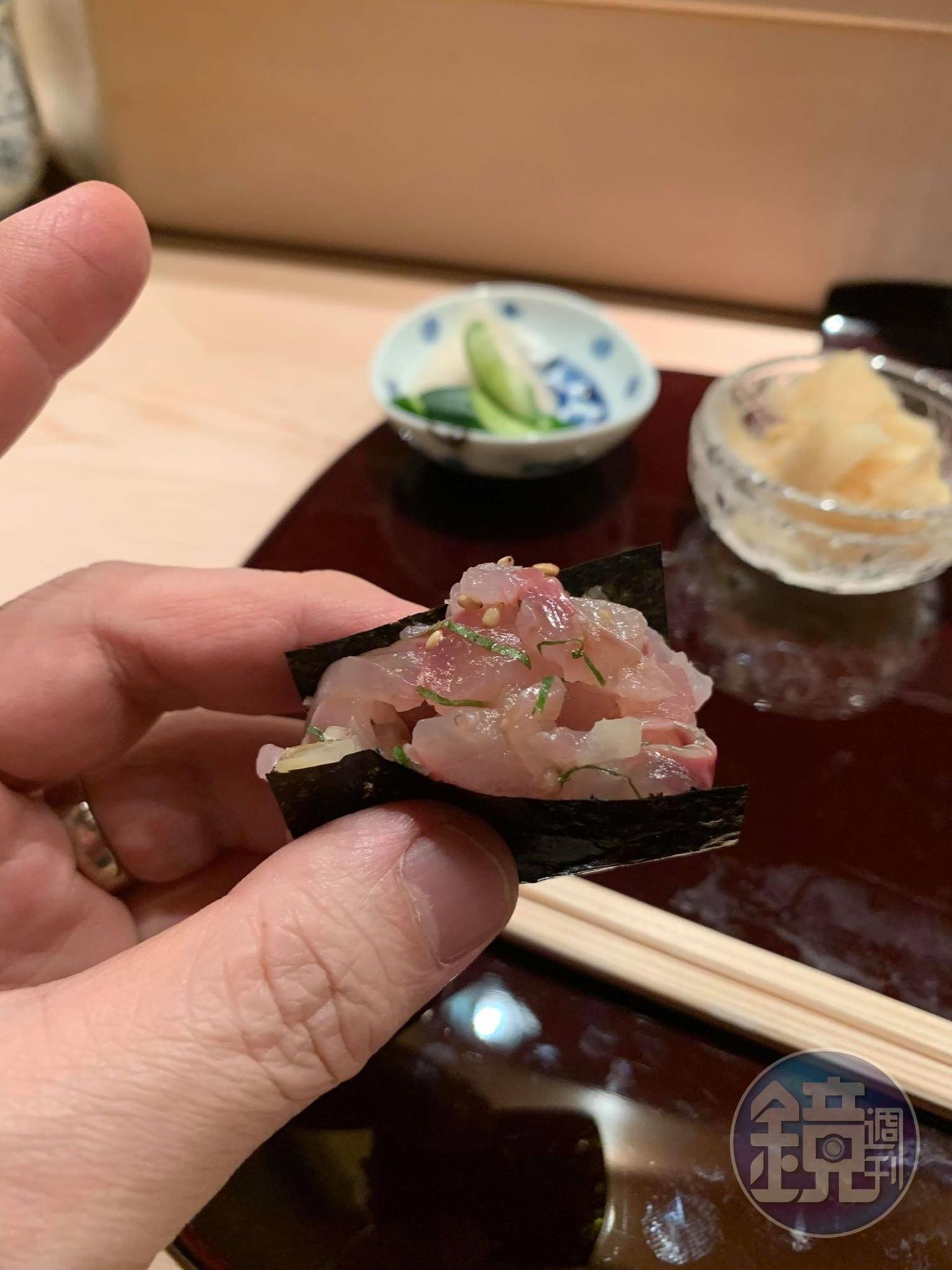 軍艦捲中包著用紫蘇拌的竹莢魚,滋味極佳。