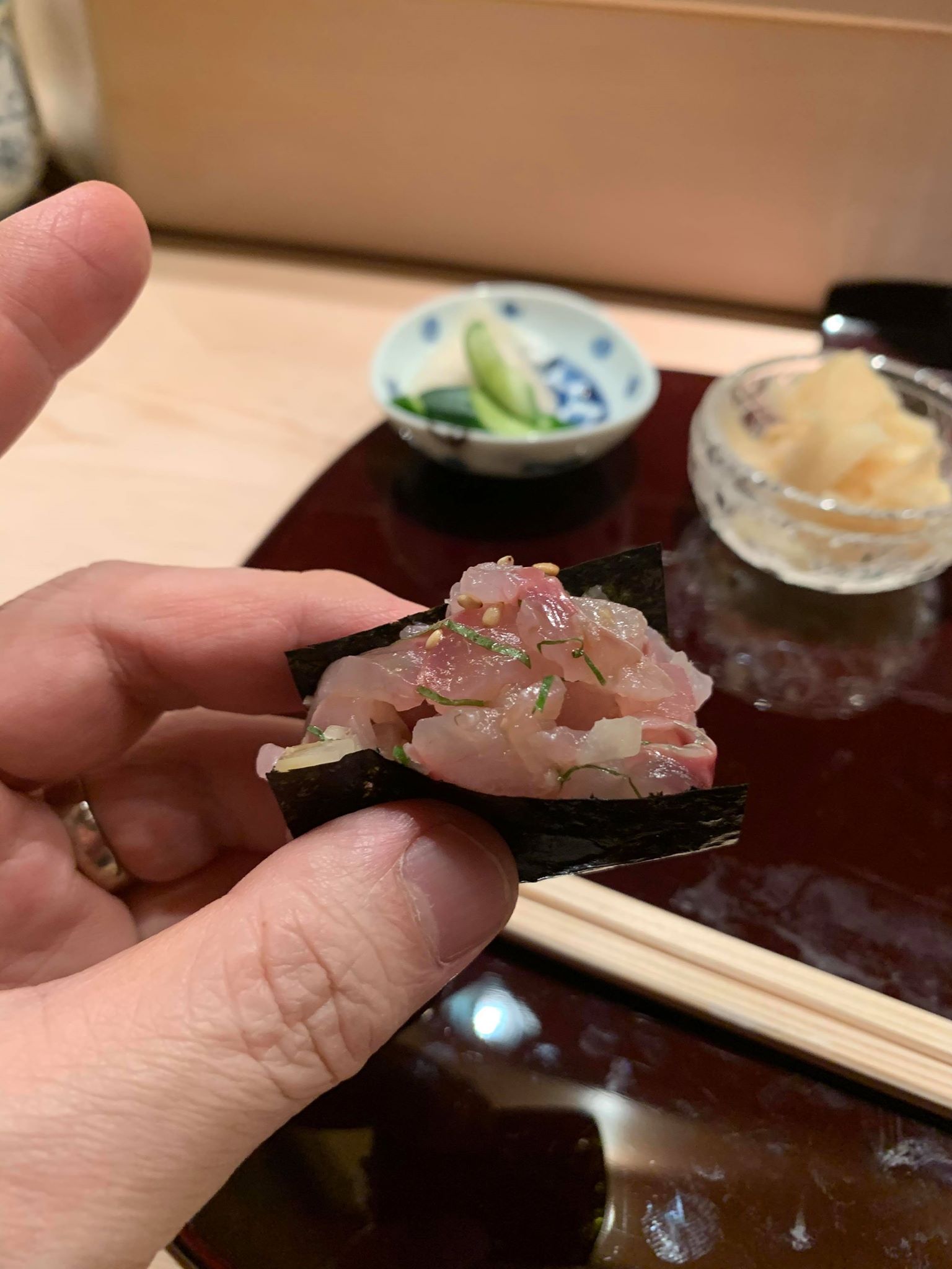 軍艦捲中包著用紫蘇拌的竹莢魚，滋味極佳。