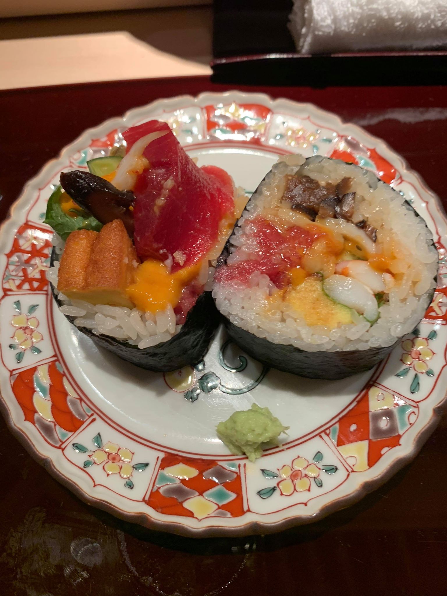 招牌的足立花壽司，產生意外平衡的味道。