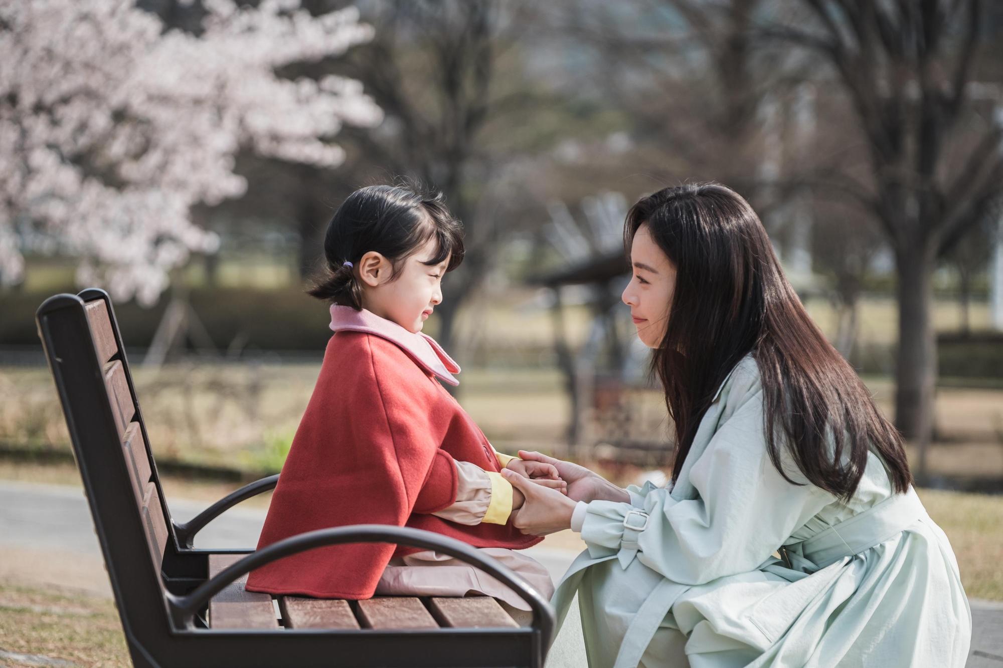 金泰希（右）與小童星徐宇振（左）拍戲默契絕佳。（Netflix提供）