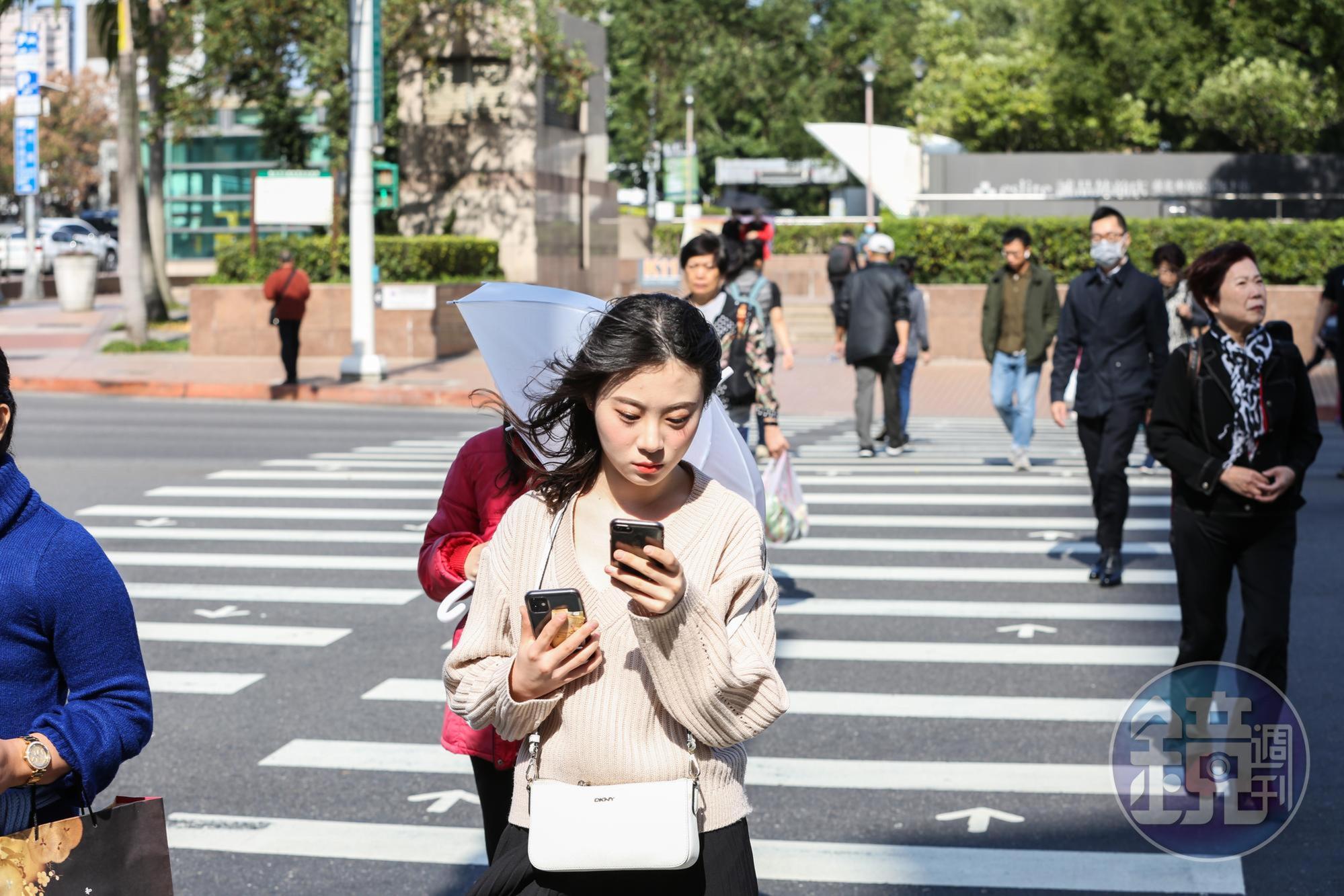 今（4）日各地高溫普遍可達30度以上，其中大台北地區及中南部地區高溫更可達33至35度，南部近山區及河谷有機會達到36度以上。