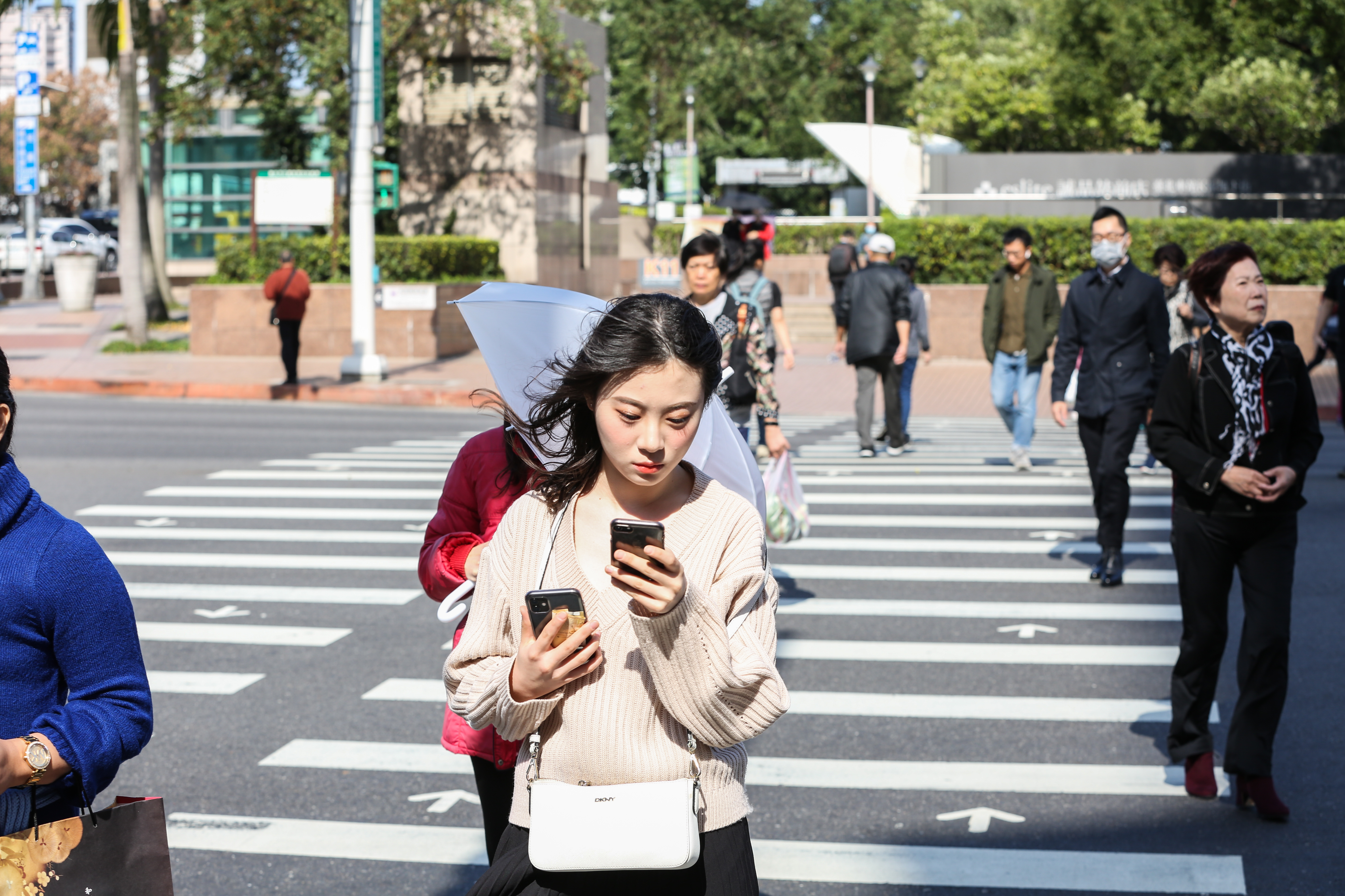 今（4）日各地高溫普遍可達30度以上，其中大台北地區及中南部地區高溫更可達33至35度，南部近山區及河谷有機會達到36度以上。