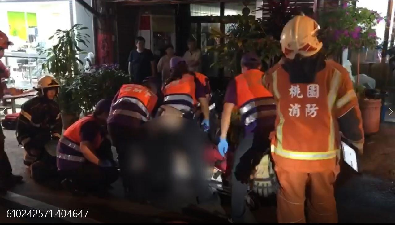 游女被救出時呈現昏迷狀態,救護人員趕緊在現場急救。(翻攝畫面)