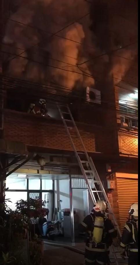 桃園龜山區一處透天厝,凌晨驚傳火警釀1死1傷。(翻攝畫面)