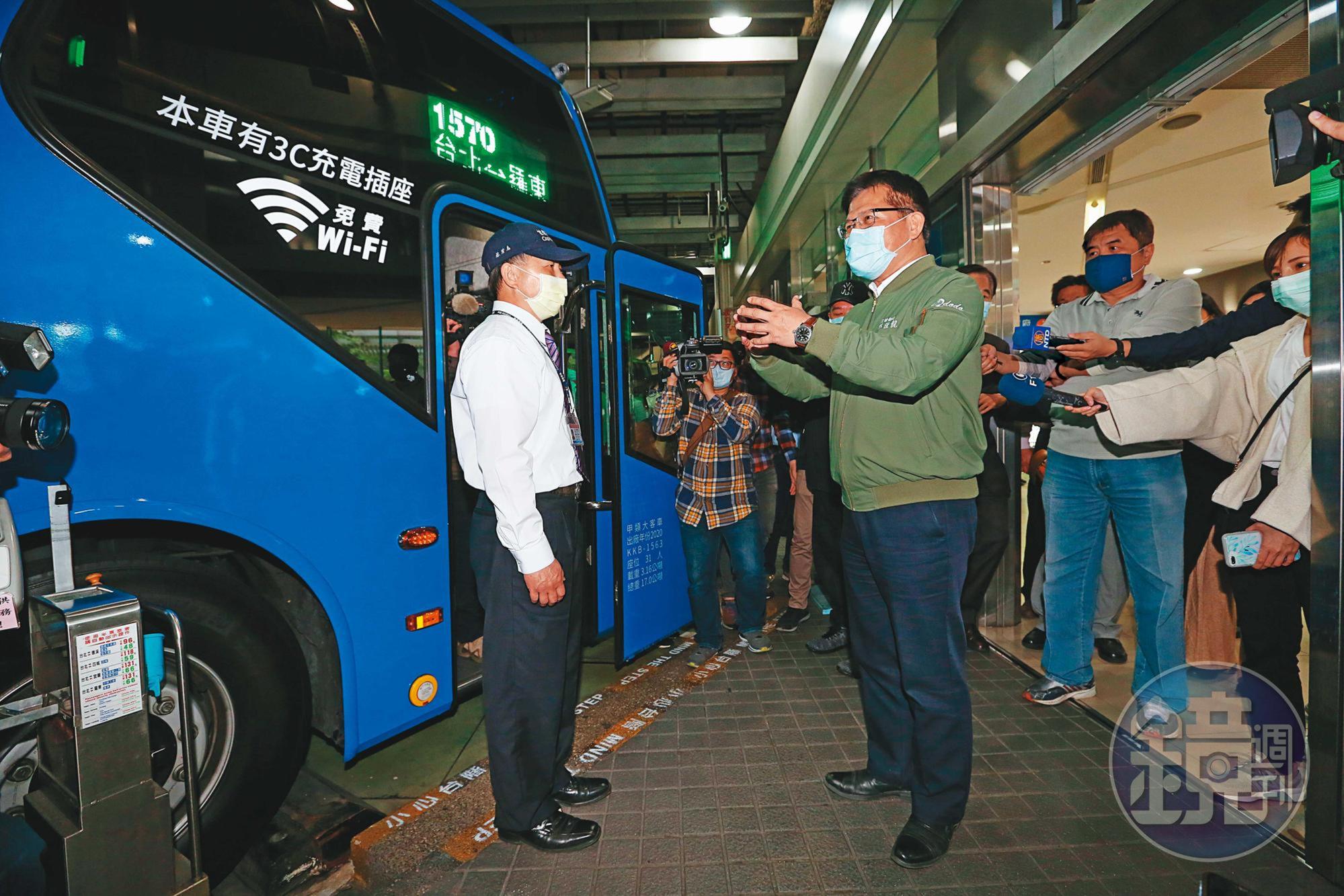 交通部長林佳龍訪視轉運站，並宣布加碼救國道客運業。