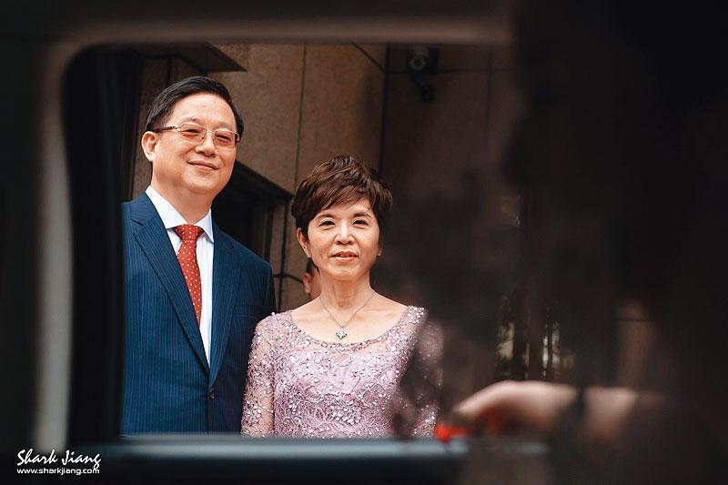 楊文虎(左)及王音之(右)夫婦涉詐貸9家銀行386億元。(翻攝自婚攝鯊魚&Neo&狗狗)