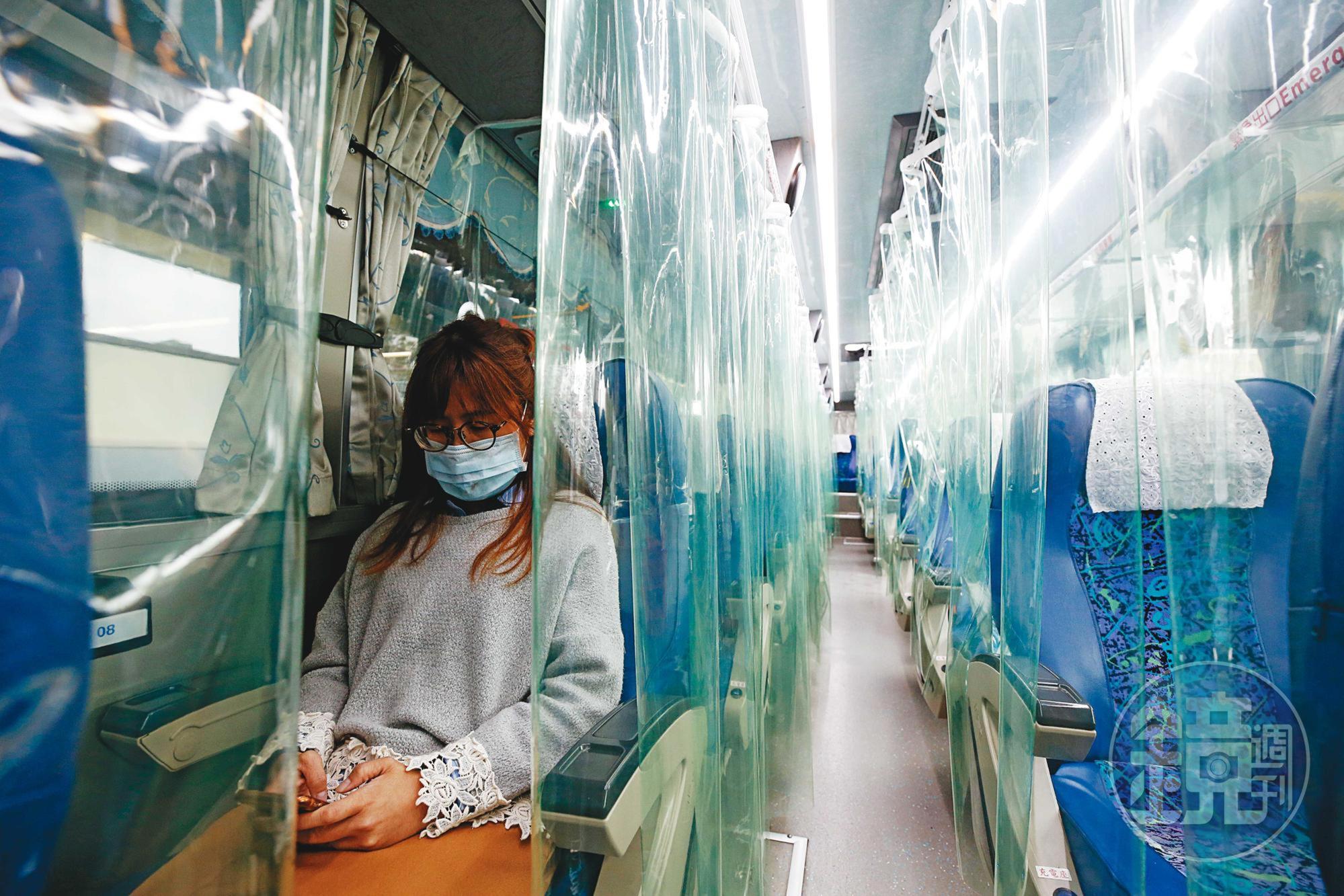 疫情當前，國道客運業者如臨大敵，甚至在車上加裝透明防疫隔簾，希望降低民眾搭乘疑慮。