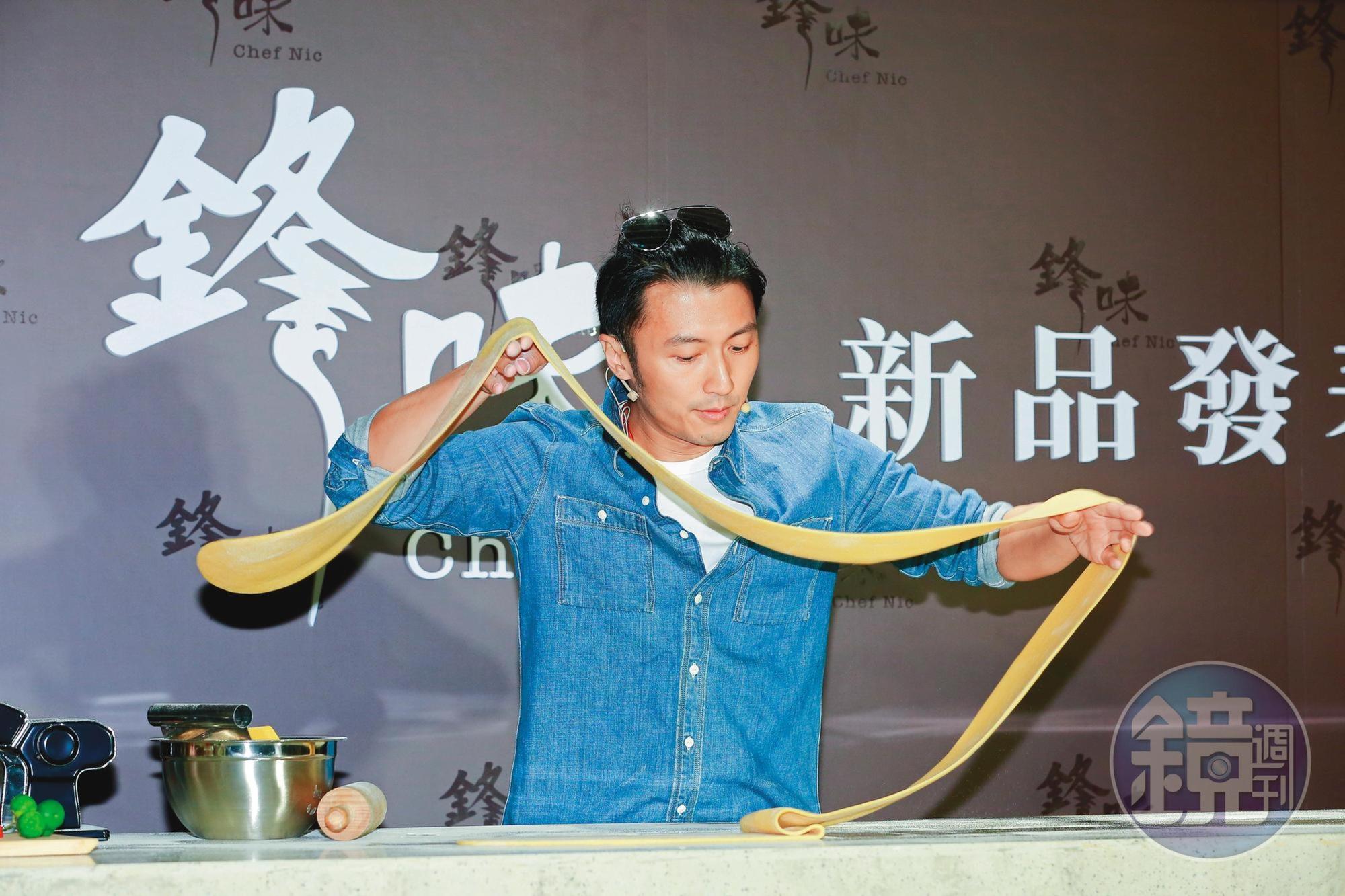 除了藝人身分，謝霆鋒近年醉心當廚師，成立個人飲食品牌「鋒味」，不僅賣曲奇，還賣拌麵、奶茶等。