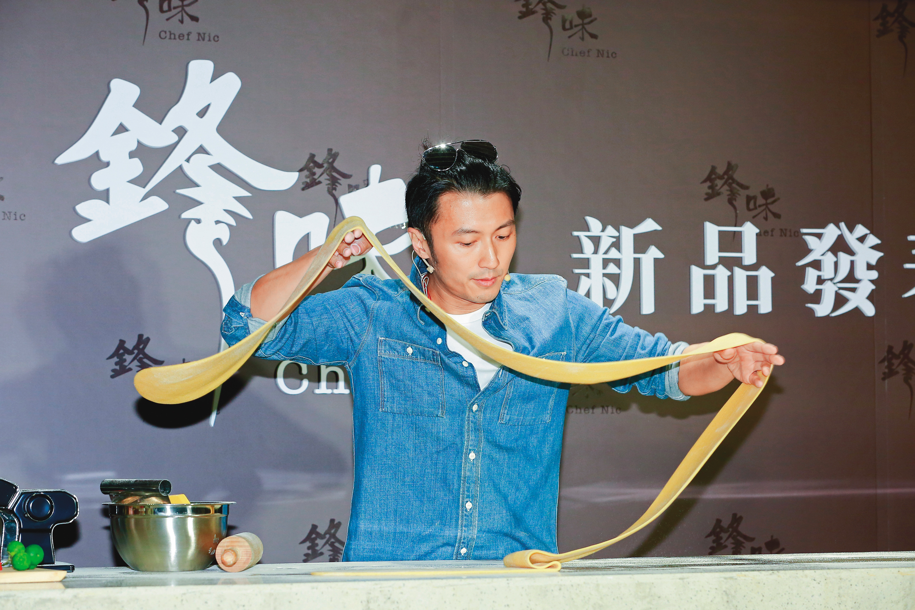 除了藝人身分，謝霆鋒近年醉心當廚師，成立個人飲食品牌「鋒味」，不僅賣曲奇，還賣拌麵、奶茶等。