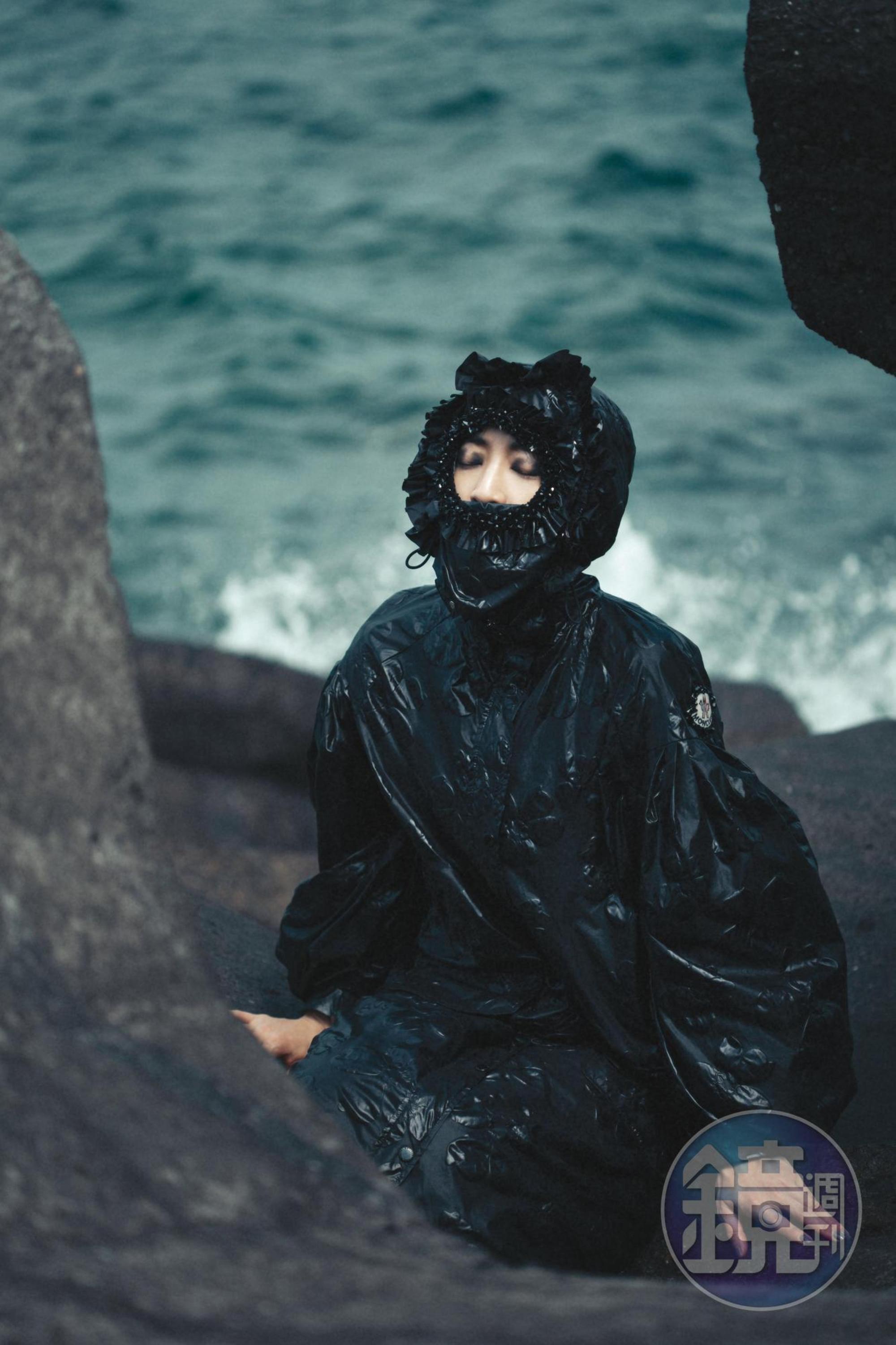 黑色長版雨衣外套 價格店洽 by MONCLER x Simone Rocha。