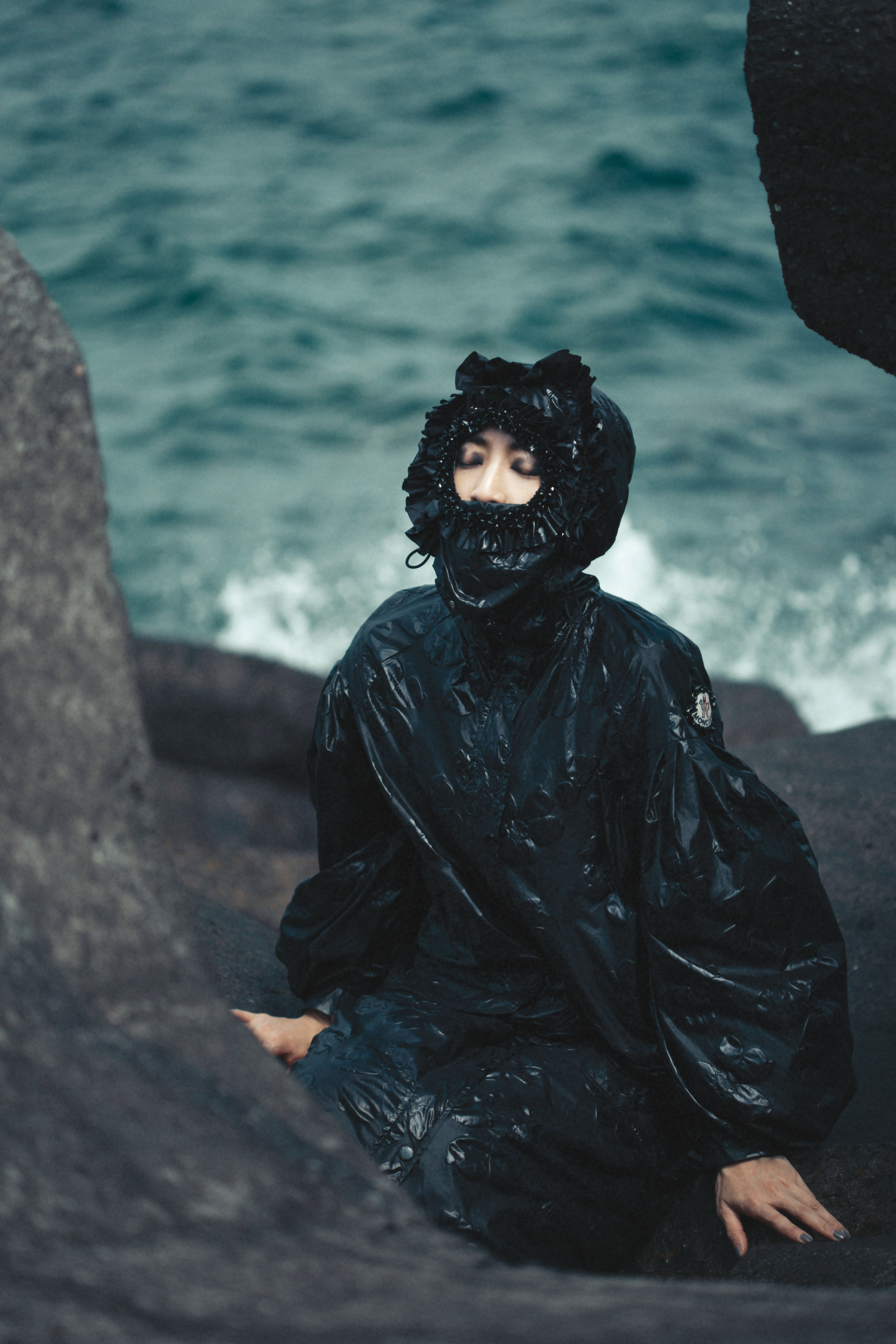 黑色長版雨衣外套 價格店洽 by MONCLER x Simone Rocha。