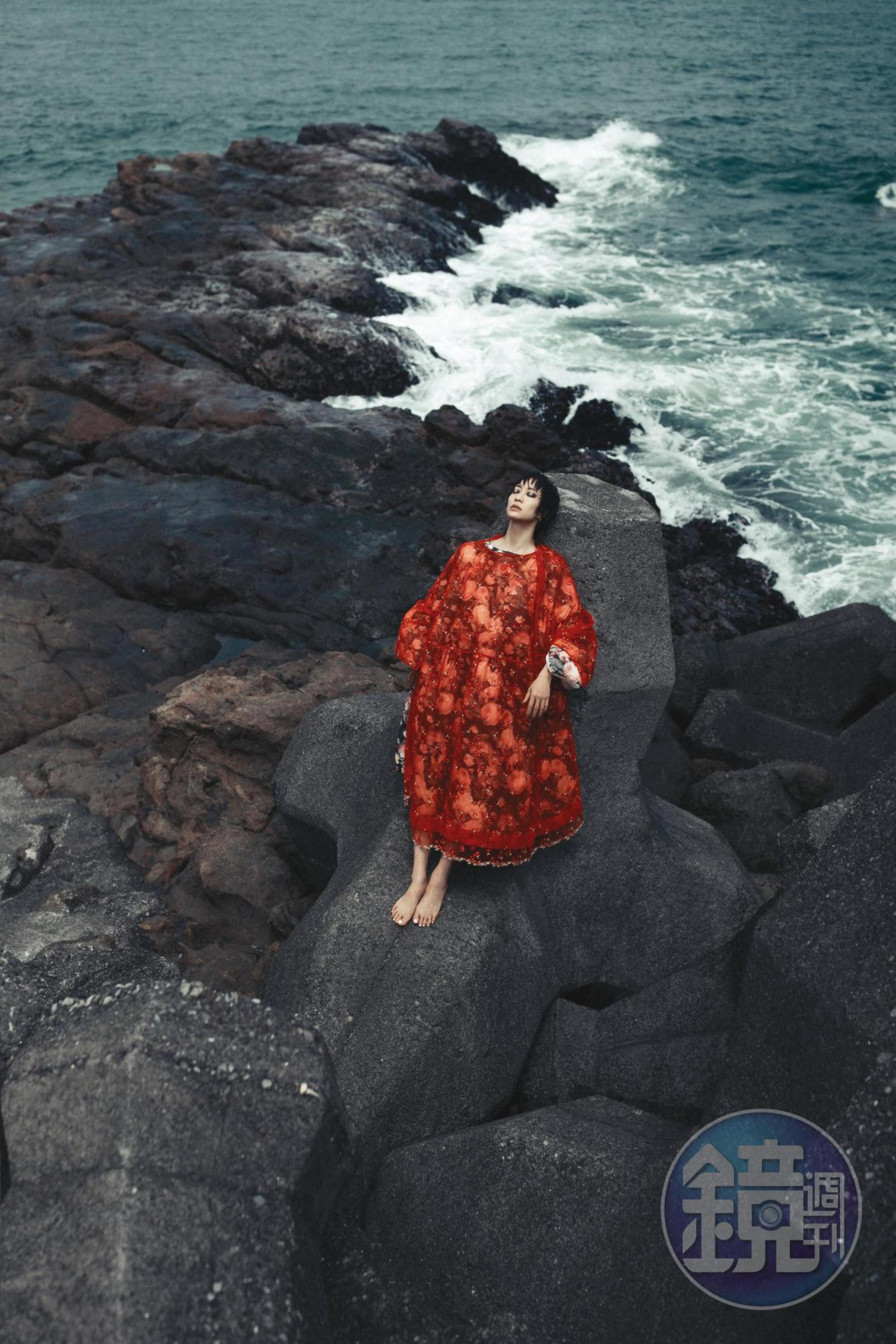 紅色薄紗外罩洋裝 價格店洽、印花鋪棉洋裝 價格店洽 by MONCLER x Simone Rocha。