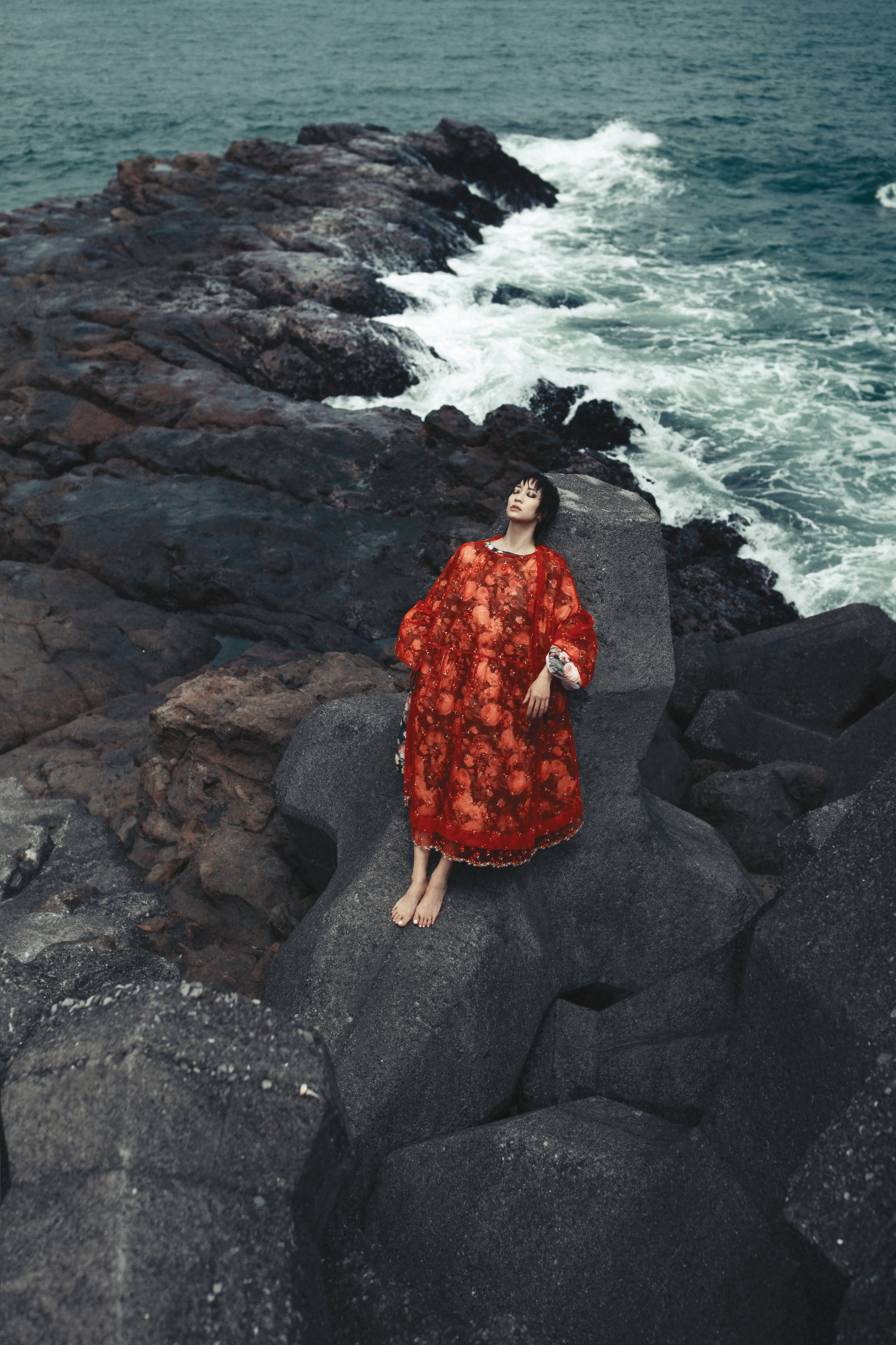 紅色薄紗外罩洋裝 價格店洽、印花鋪棉洋裝 價格店洽 by MONCLER x Simone Rocha。