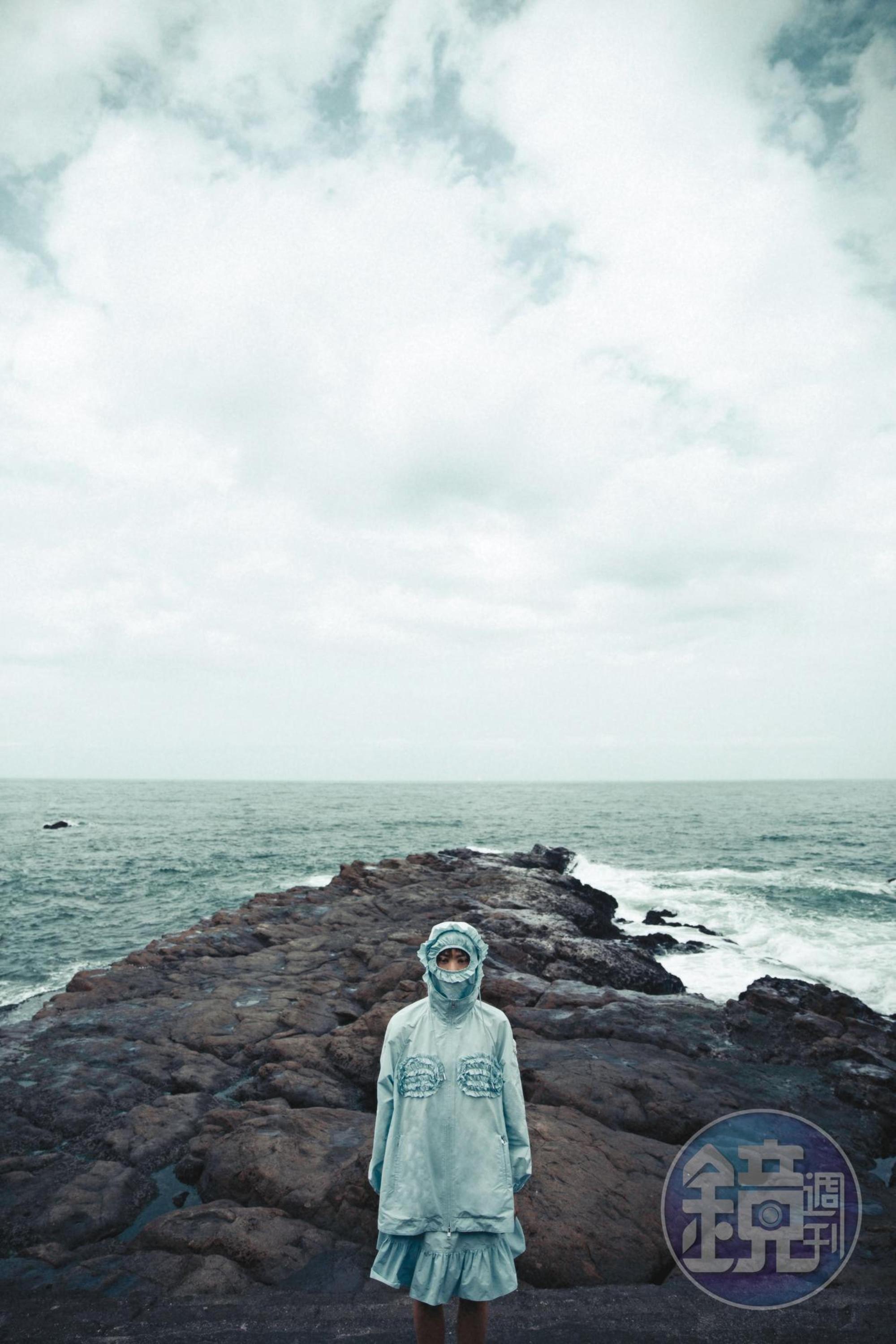 淺藍色尼龍外套 NT$44,700、淺藍色尼龍短裙 NT$20,300 by MONCLER x Simone Rocha。