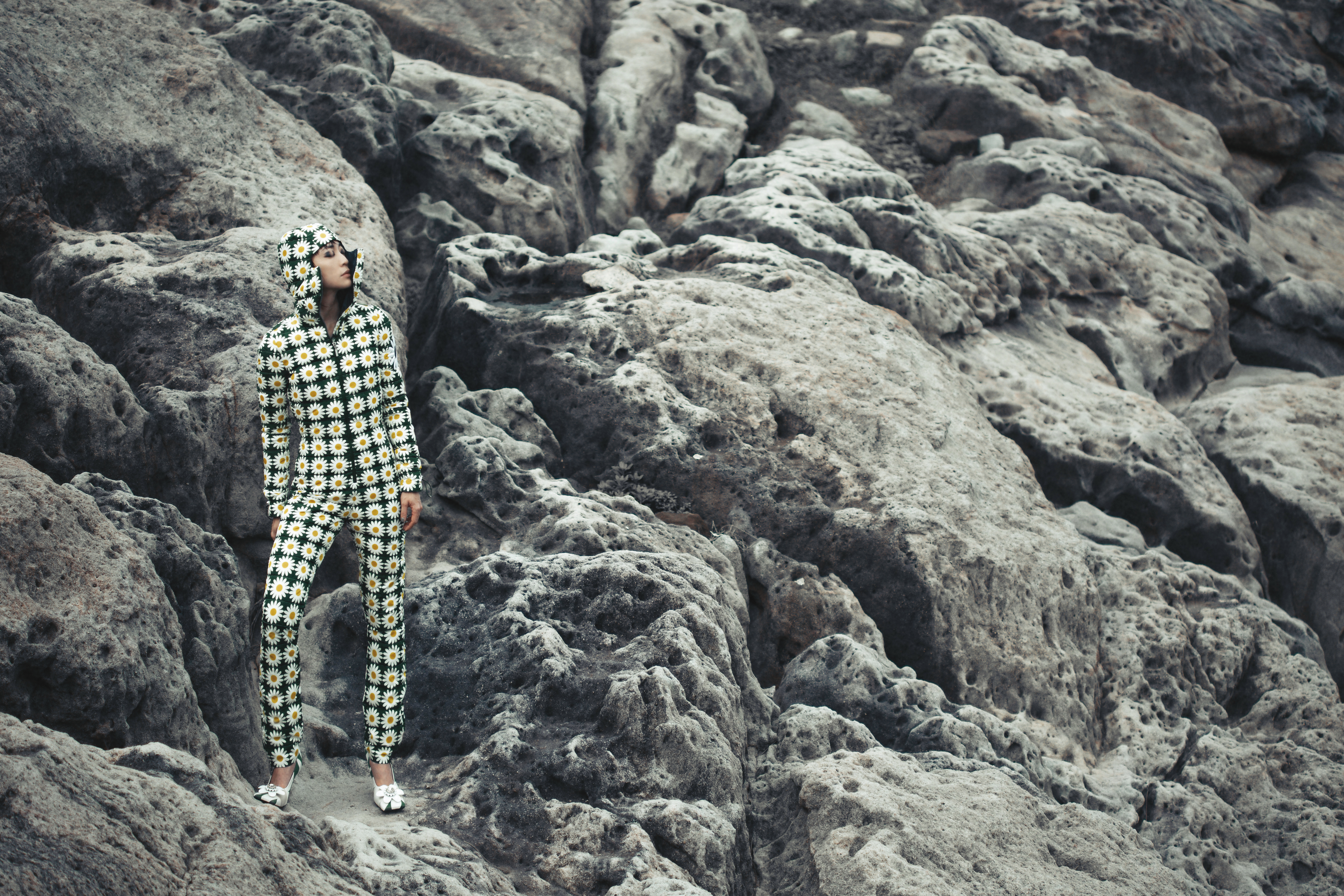 雛菊連身褲裝 價格店洽、雛菊方頭高跟鞋 NT$35,700 by MONCLER x Richard Quinn。