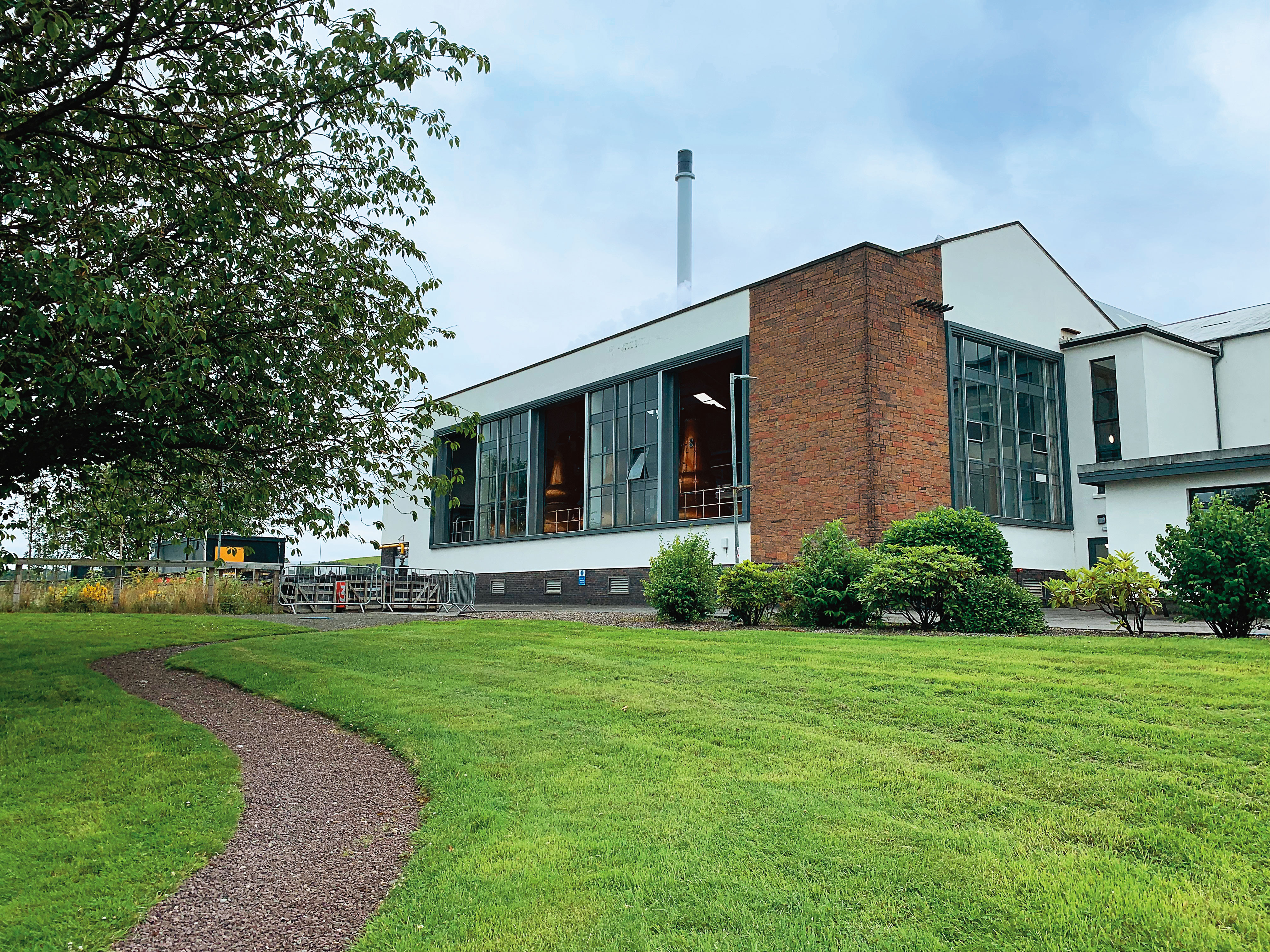 位於蘇格蘭北高地的克里尼許酒廠，蓋爾語的意思是小坡花園，這裡因為有雙生酒廠布羅拉，令酒迷格外感興趣。