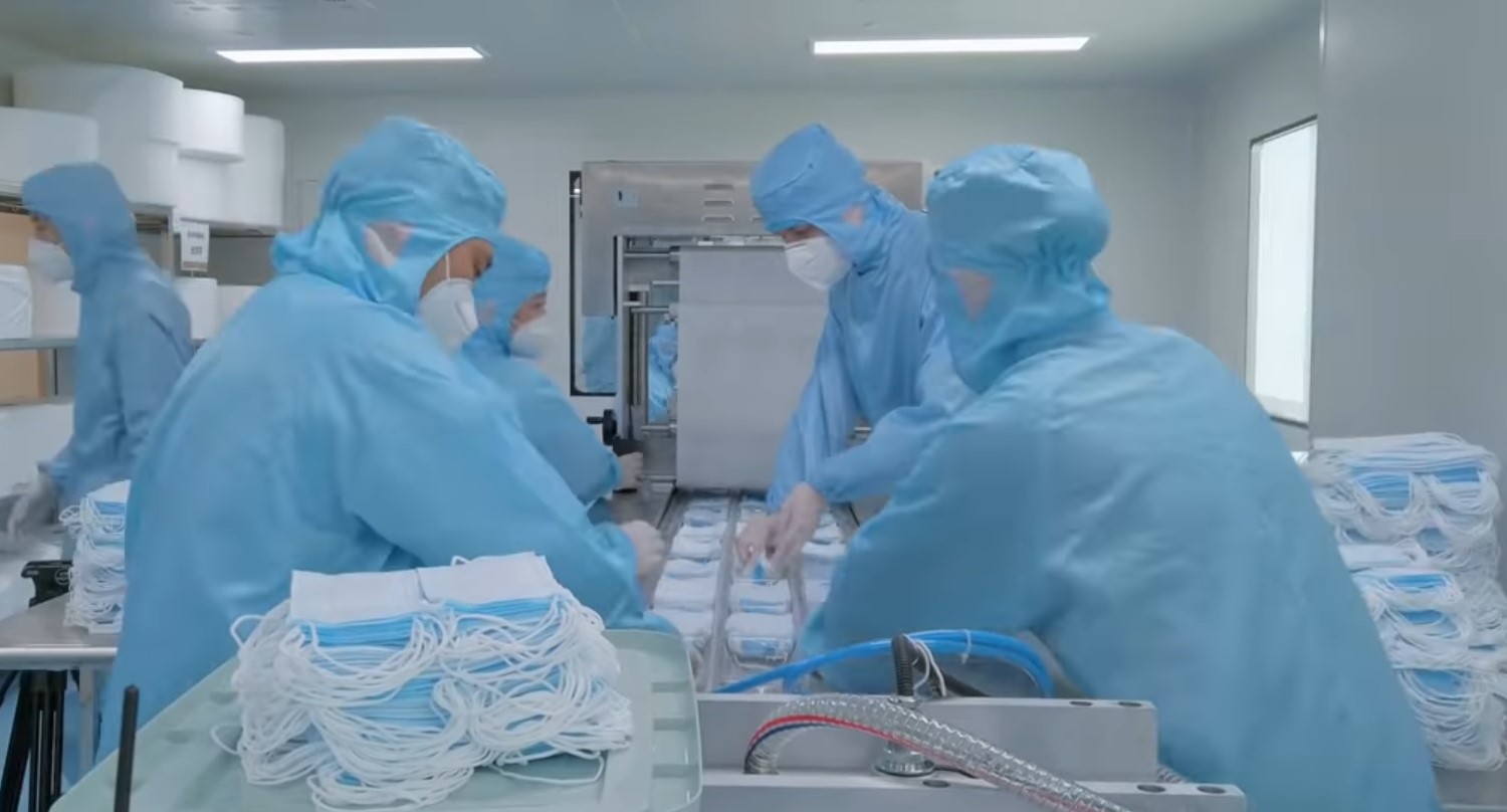 中國被指控不僅隱瞞疫情,更暗中大量囤積醫療用品;示意圖,圖為中國生產口罩情況。(翻攝自The China Traveller YouTube)