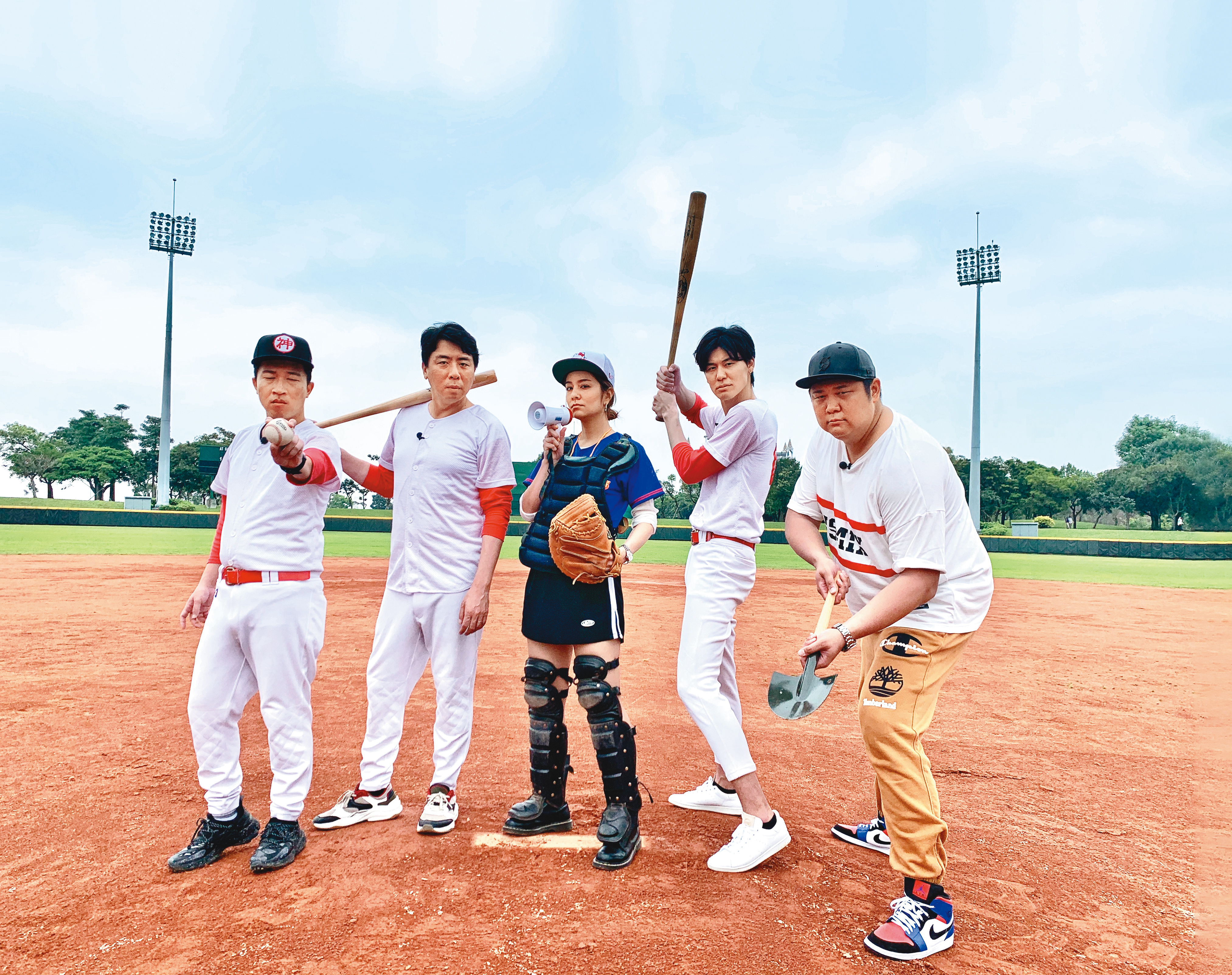 《食尚玩家》4月重啟，打造「食尚玩家」「熱血48小時」「瘋狂總部」「2天1夜go」4單元，由張立東（左起）、梁赫群、莎莎、風田與哈孝遠等11人輪番主持。（TVBS提供）