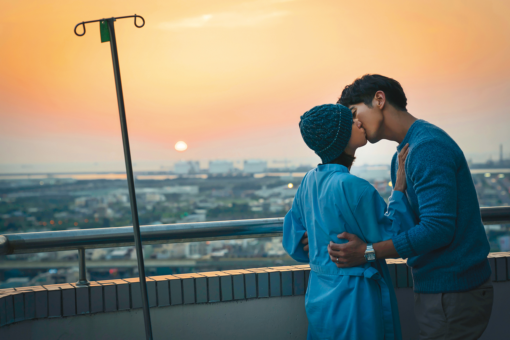 TVBS每年製作一部原創戲劇，去年推出修杰楷（右）、林予晞（左）主演的《天堂的微笑》。