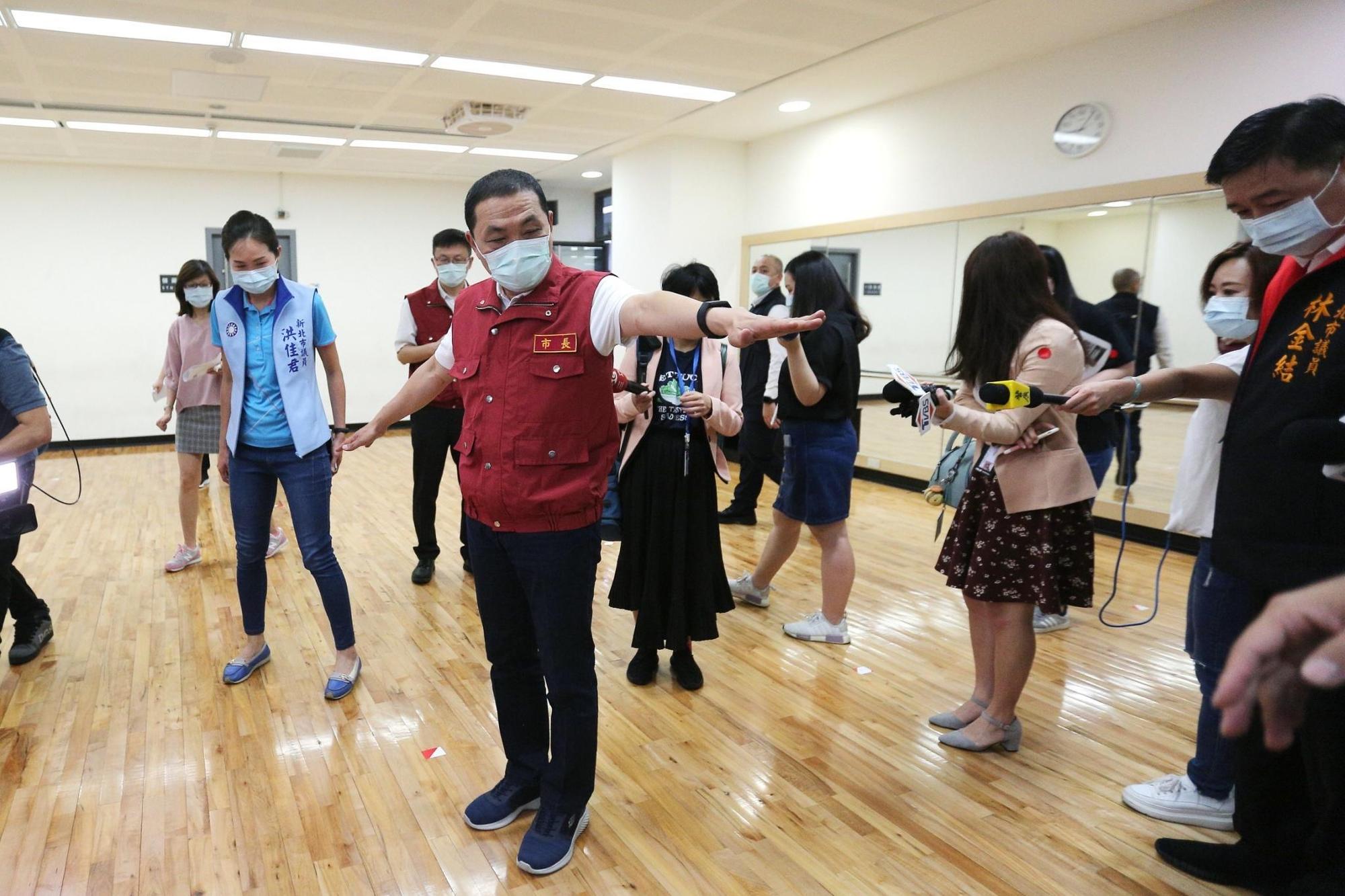 侯友宜今天前往土城國民運動中心視察開館情況。(翻攝自新北市政府網站)