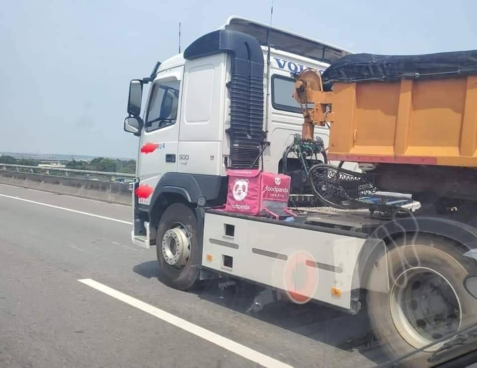 網友分享其他「外送名車」,有BMV還有聯結車等等,十分有趣。(翻攝自爆廢公社)