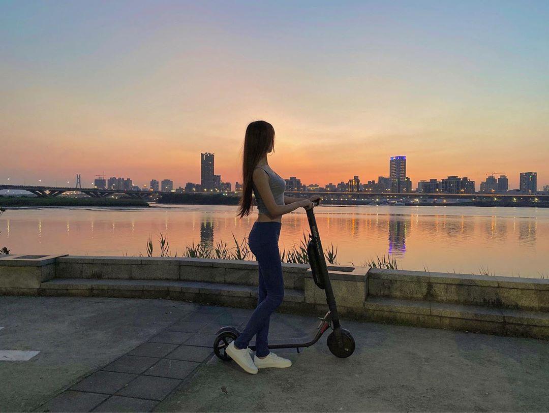 不過雖然有美景，網友還是立刻注意到她的好身材。（翻攝自翁滋蔓IG）