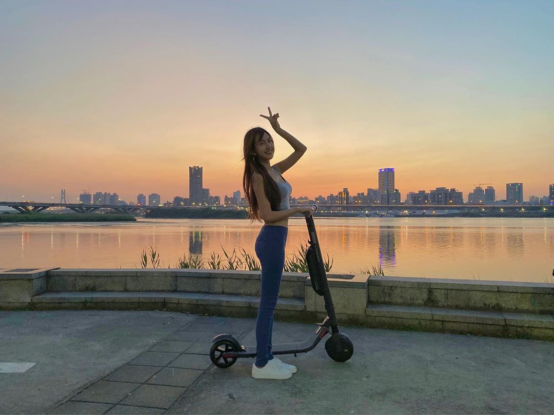 翁滋蔓在台北玩滑板車，曬出自己看到的美景。（翻攝自翁滋蔓IG）