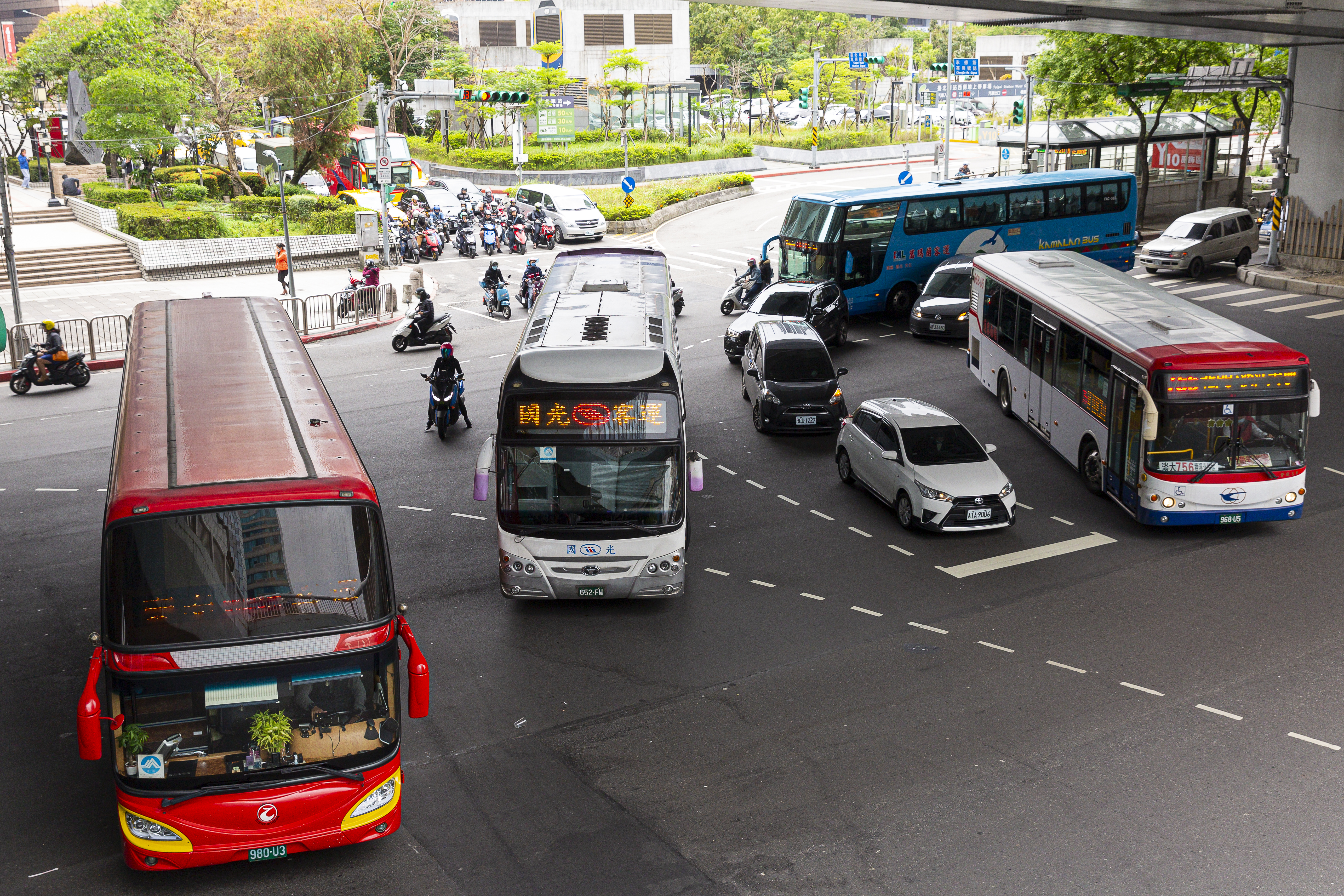 國道客運是特許行業，一旦申請路線，即便空車來回也得跑完全程，導致獲利成效不彰。