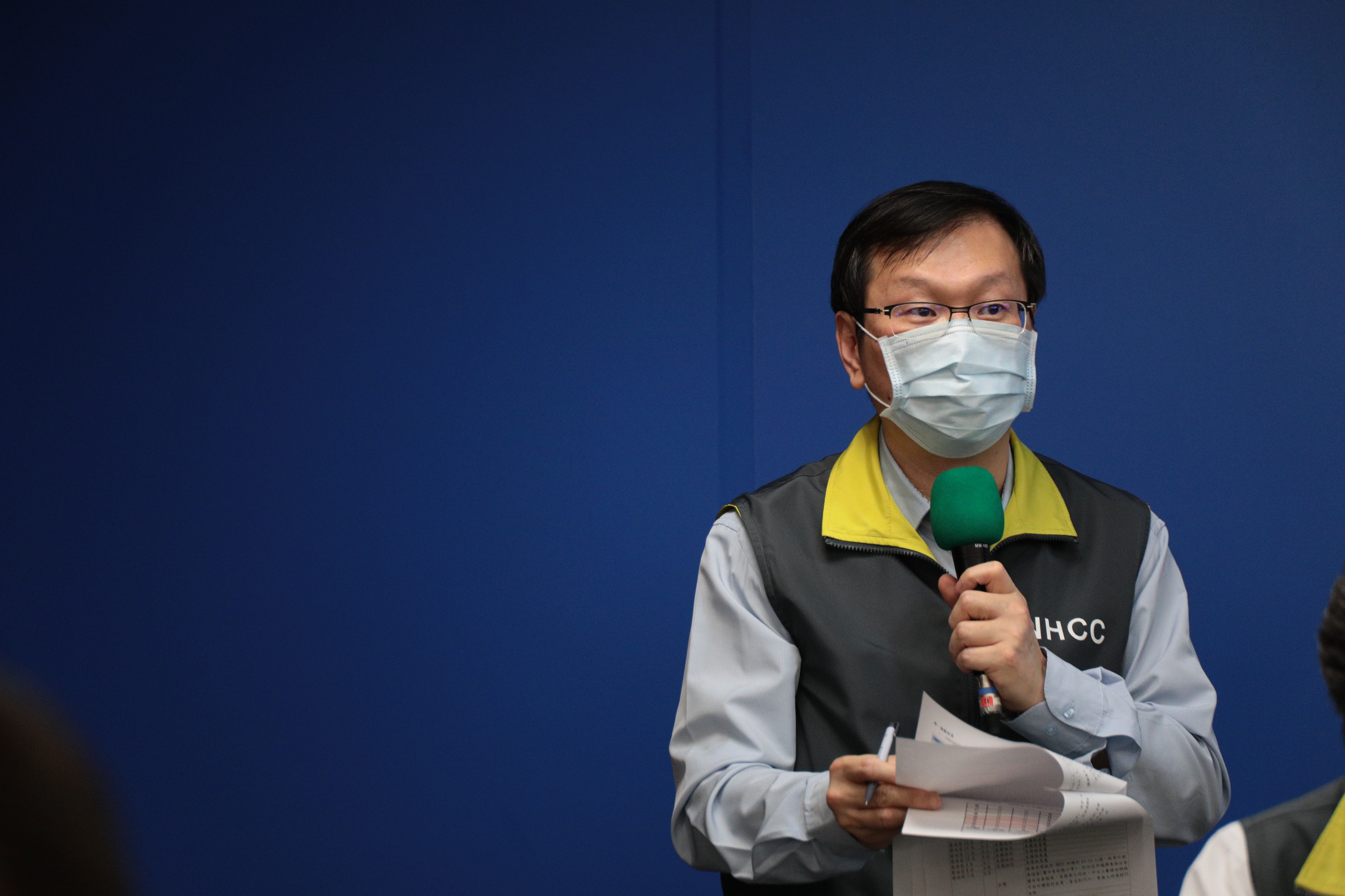 指揮中心發言人莊人祥解釋案437在隔離期間一度有流鼻水症狀原因。（中央流行疫情指揮中心提供）