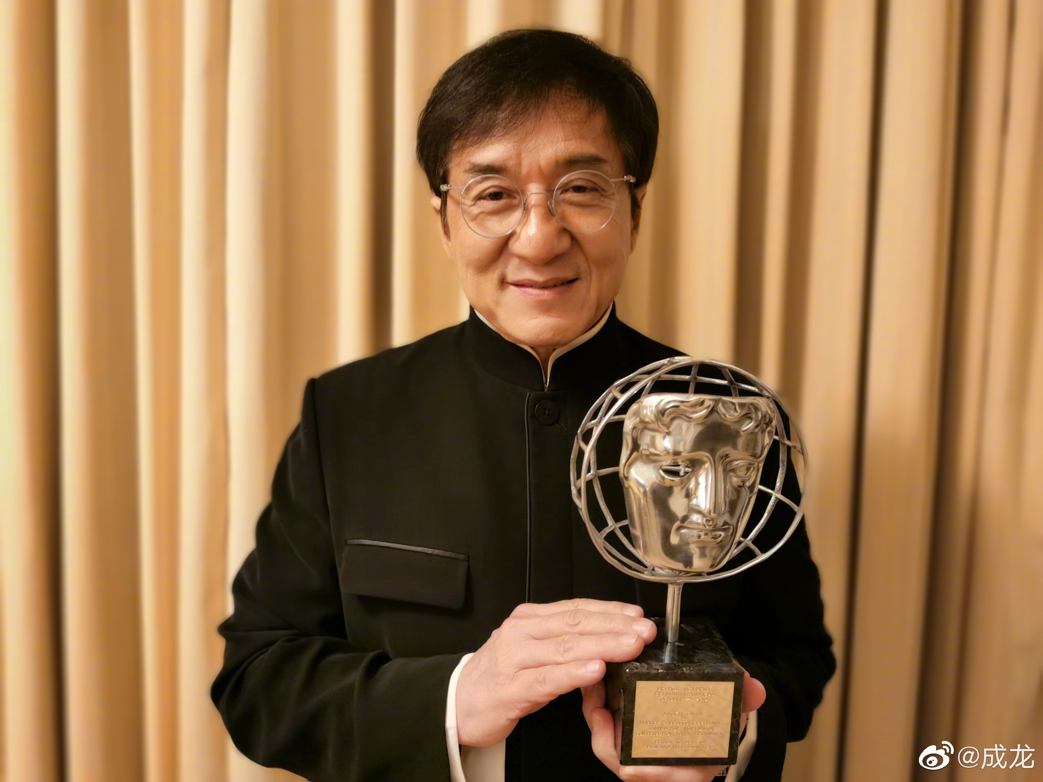 成龍身家財產估計有百億以上，在房祖名因呼麻出事後，以往曾表示會把財產捐出去的他也改口要將錢留給房祖名。（翻攝自成龍微博）
