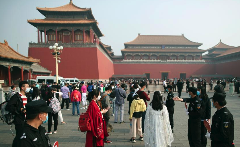 中國各地景點解禁，北京故宮實施預約、人潮管制。（翻攝自中新網）