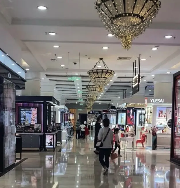 北京王府井百貨精品專櫃人潮雖少,但有慢慢回籠跡象。(翻攝自網路)