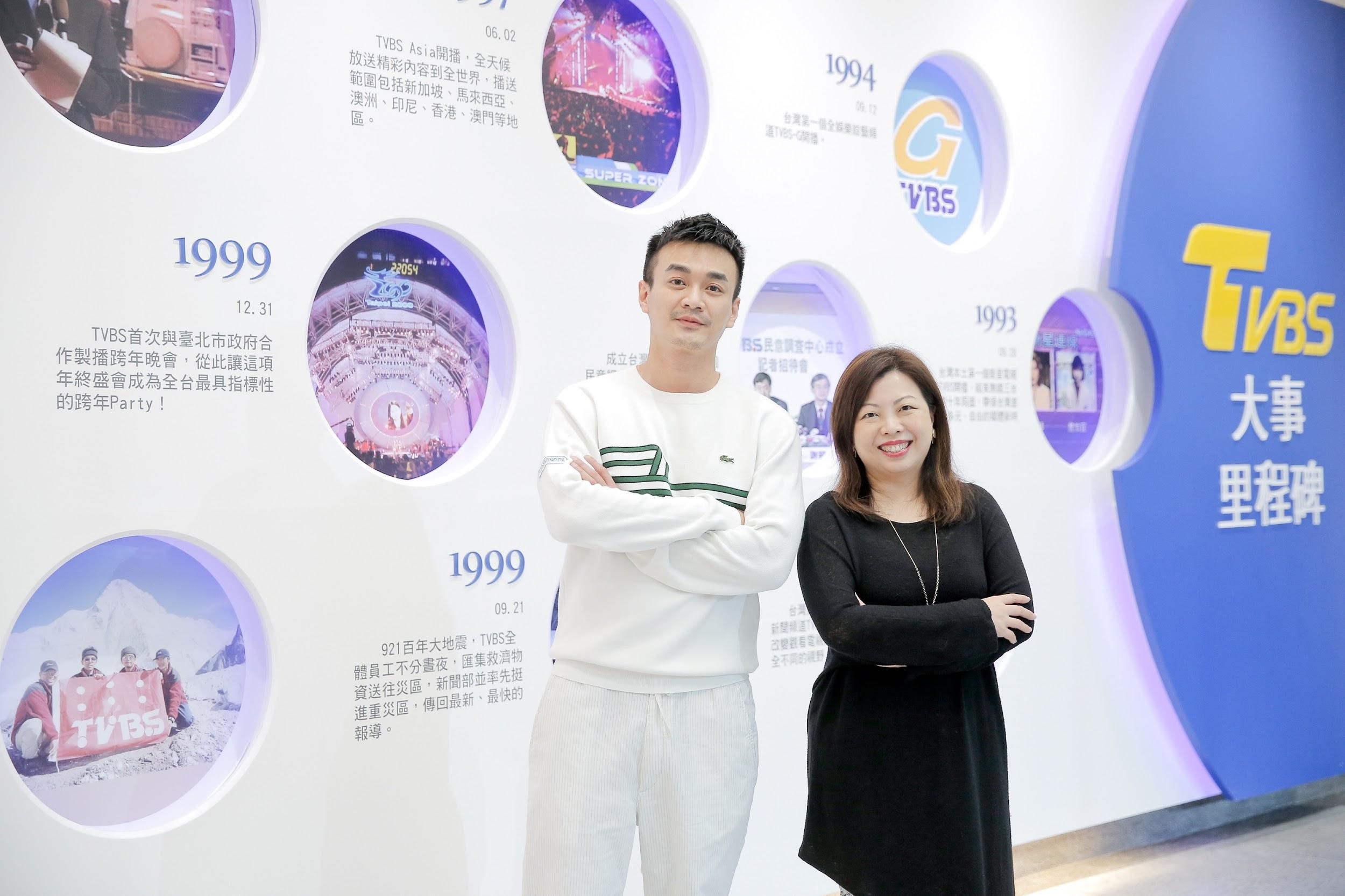 劉文硯（右）上任後即進行組織改造，將綜藝、戲劇部門合併為「娛樂節目部」，戴天易（左）升任總監。