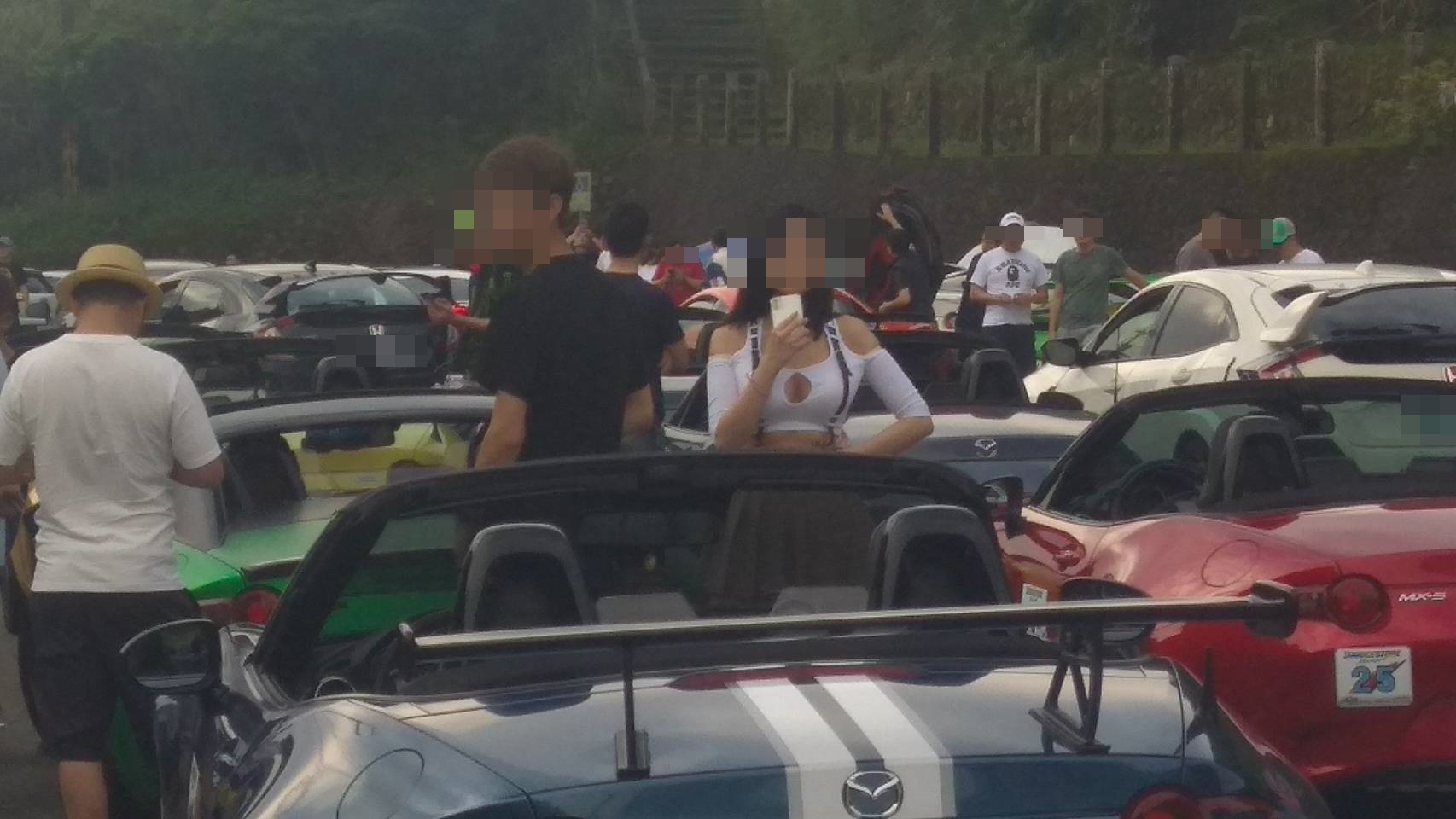 車聚中一名女性身材姣好，吸引網友注意。（翻攝自網路）