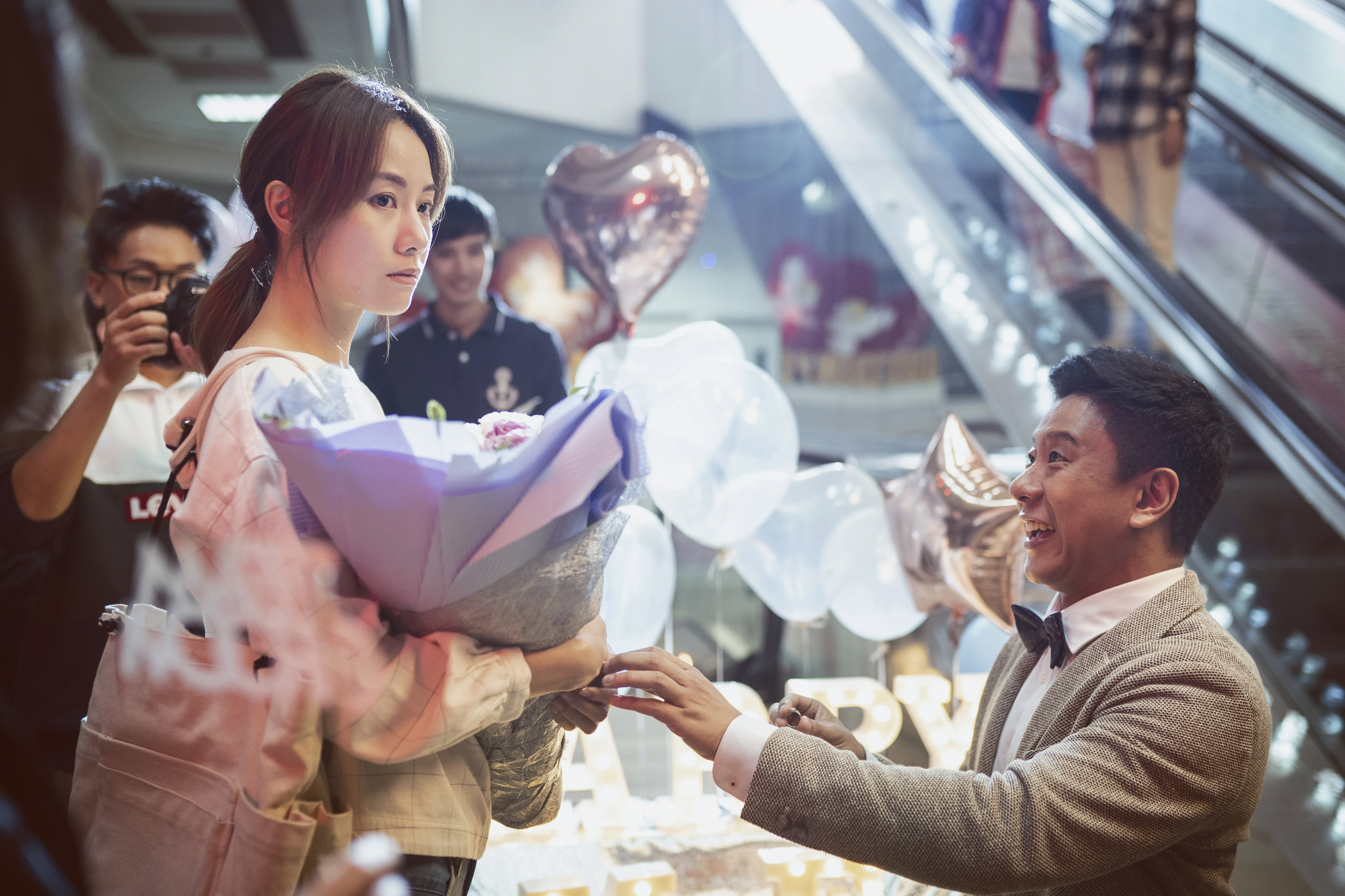 《金都》片中鄧麗欣（左）被男友Edward求婚，看似幸福卻沒有得選擇，她卻能認同女主角結不結婚都沒關係的安排。（采昌國際提供）