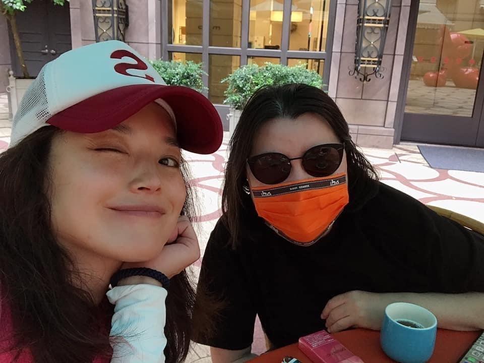 舒淇疫情期間難得與邱瓈寬聚會，邱瓈寬的口罩意外引人注目。（翻攝自舒淇臉書）