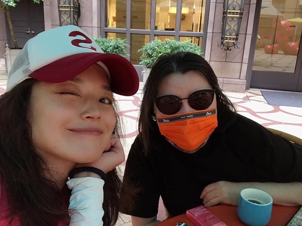 舒淇疫情期間難得與邱瓈寬聚會，邱瓈寬的口罩意外引人注目。（翻攝自舒淇臉書）